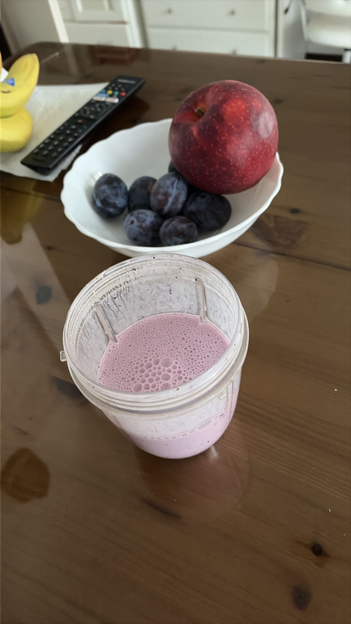 Kefir cu afine, prune și măr