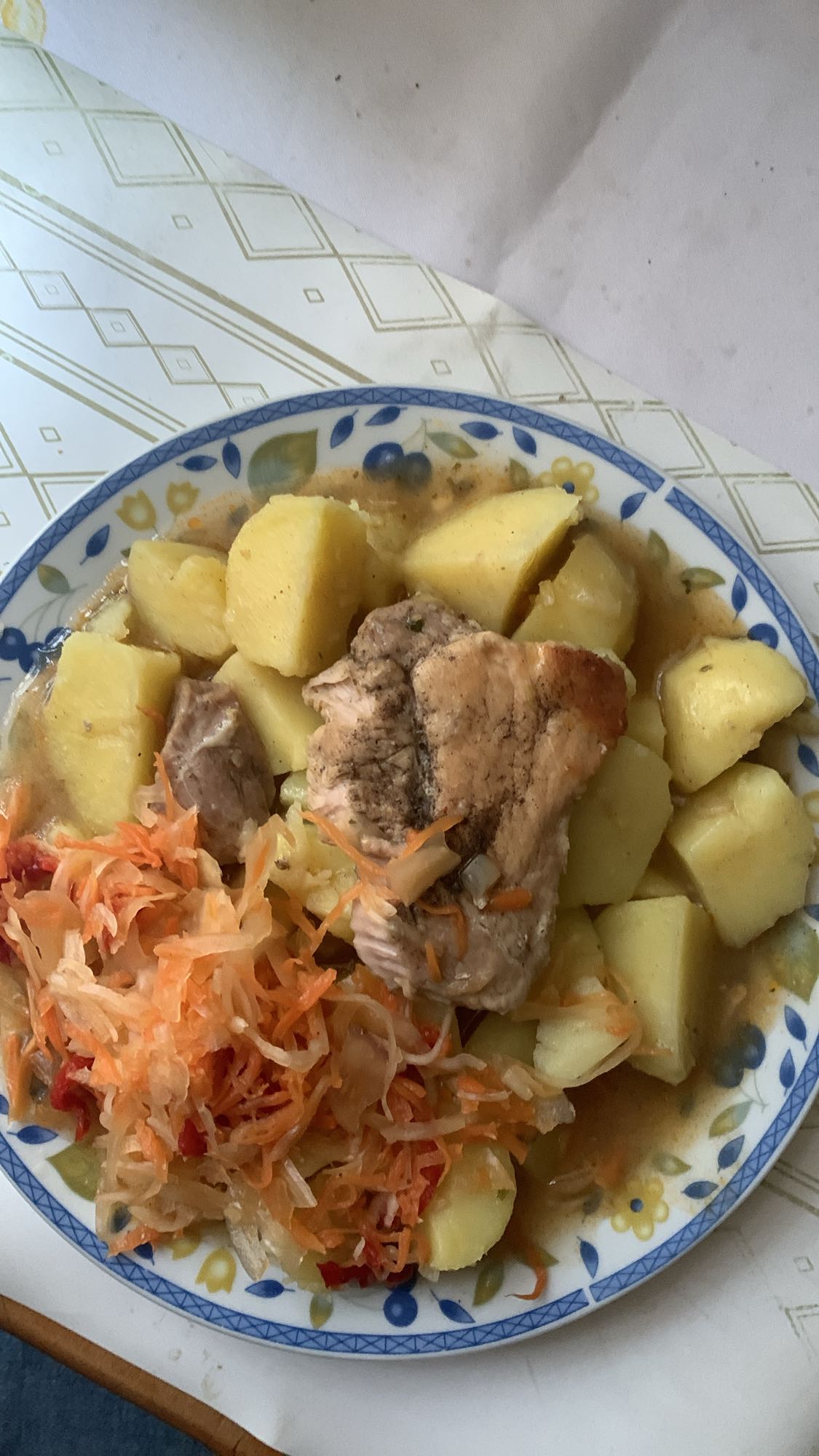 Ziemniaki z mięsem i surówką