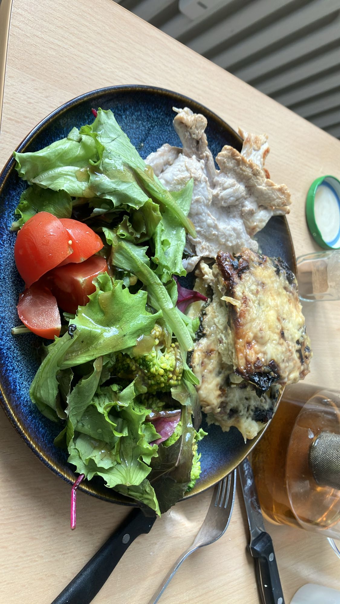 Frango, salada e lasanha