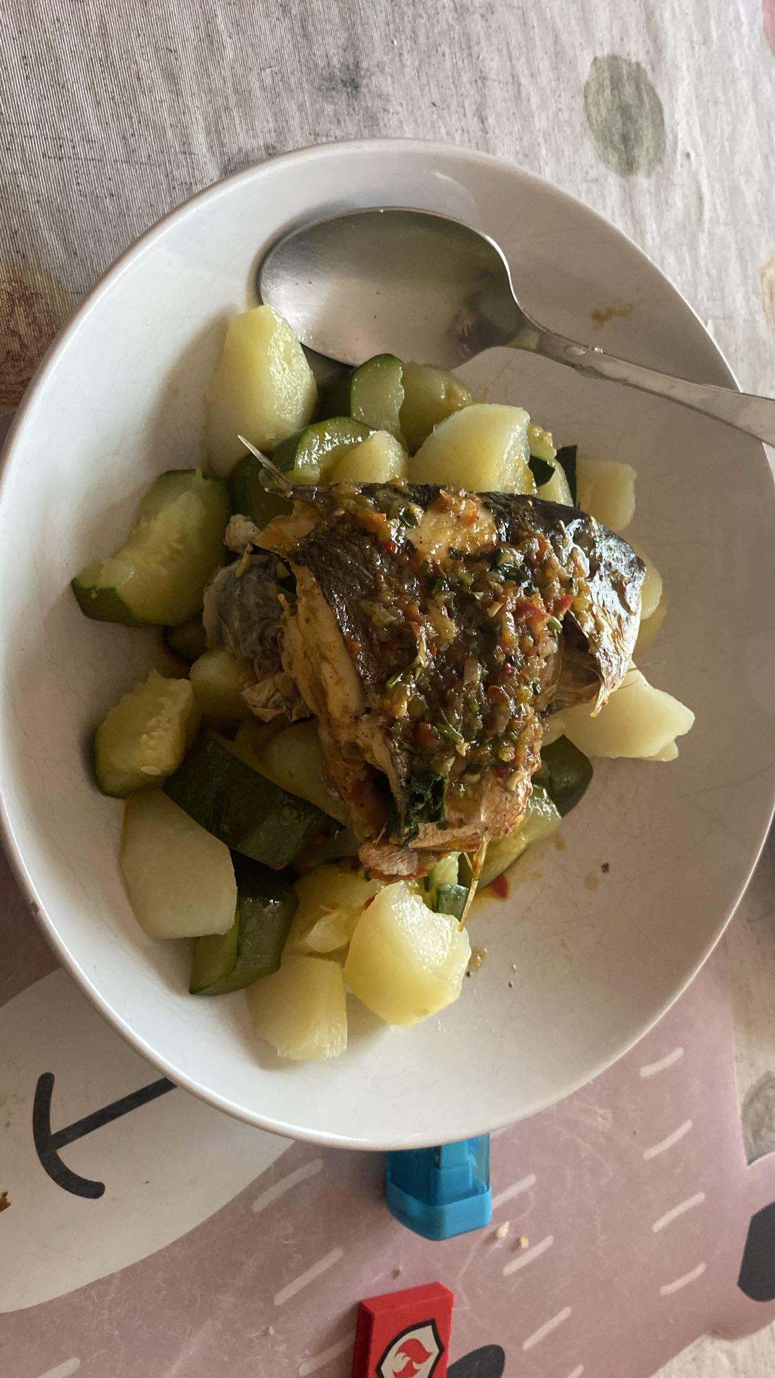 Pescado con papas y calabacín