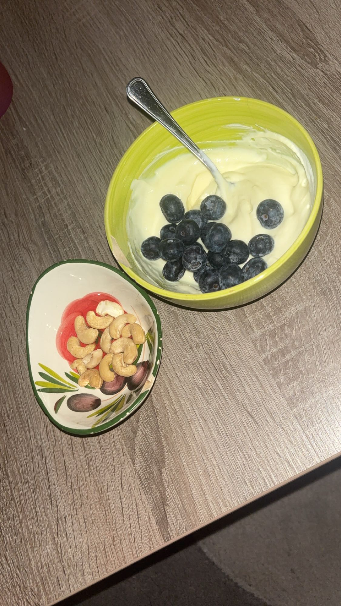 Skyr aux myrtilles, protéine et noix de cajou