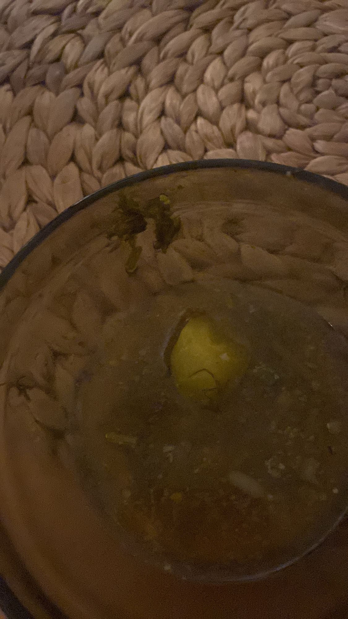 Woda z cytryną i ziołami