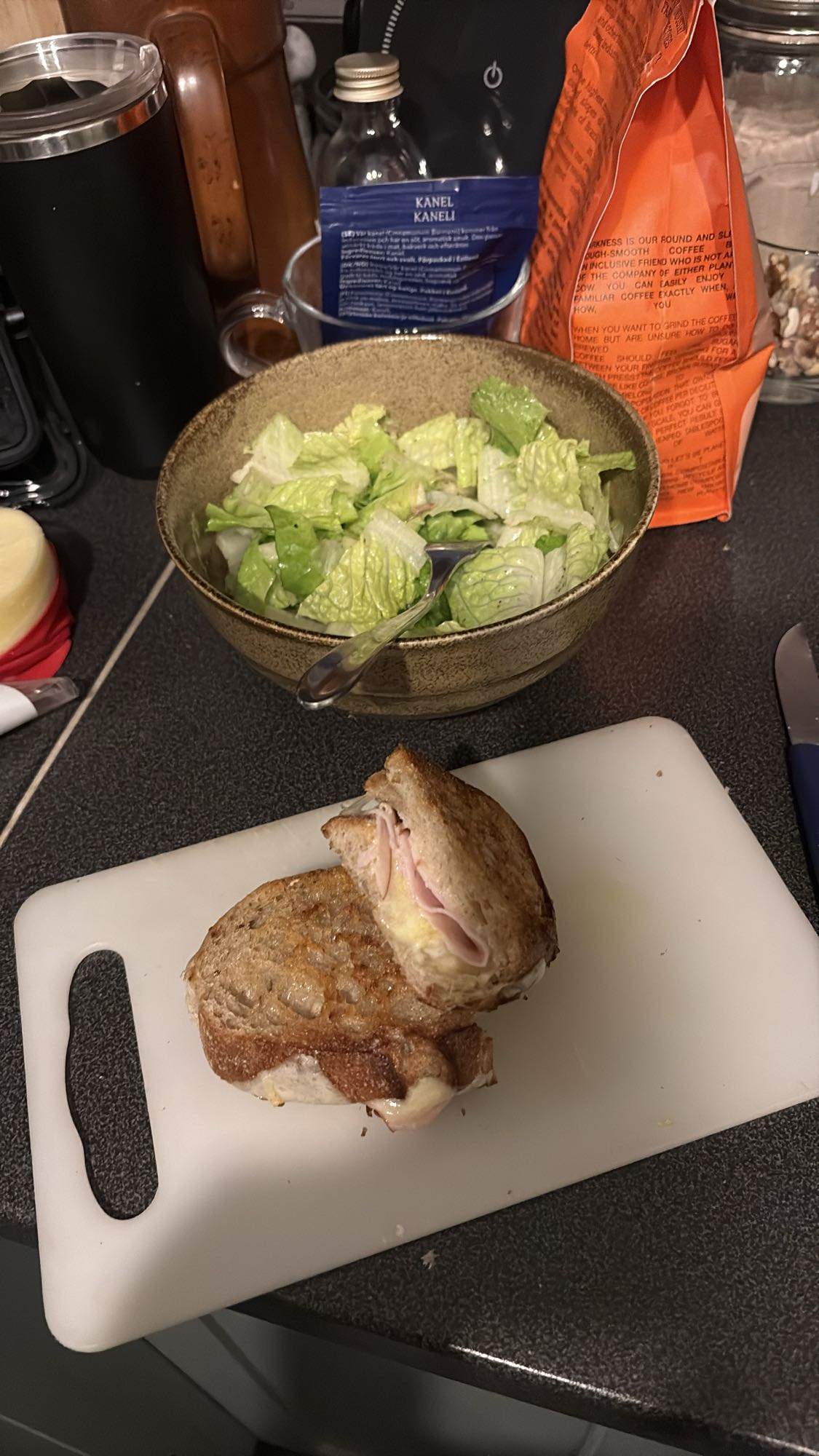 Grillad smörgås med sallad