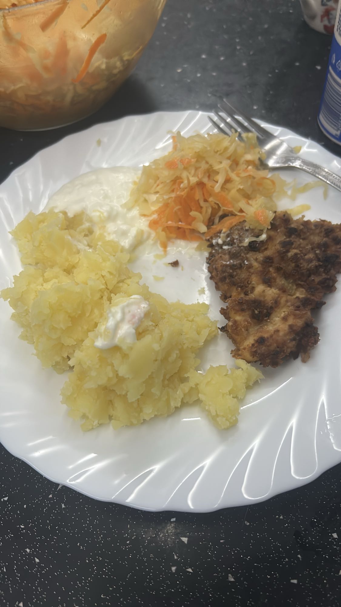 Kotlet, ziemniaki, surówka