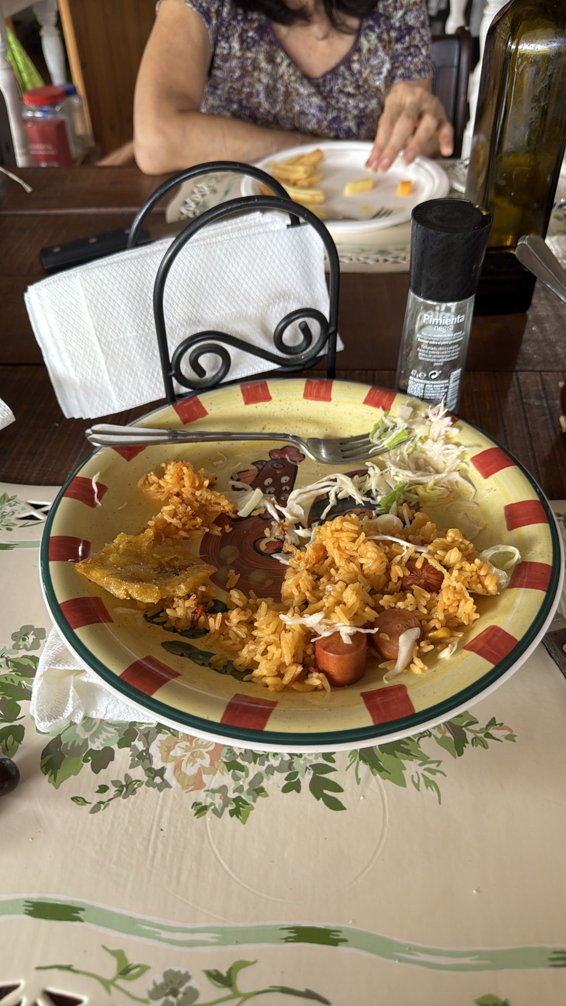 Arroz con salchicha y ensalada