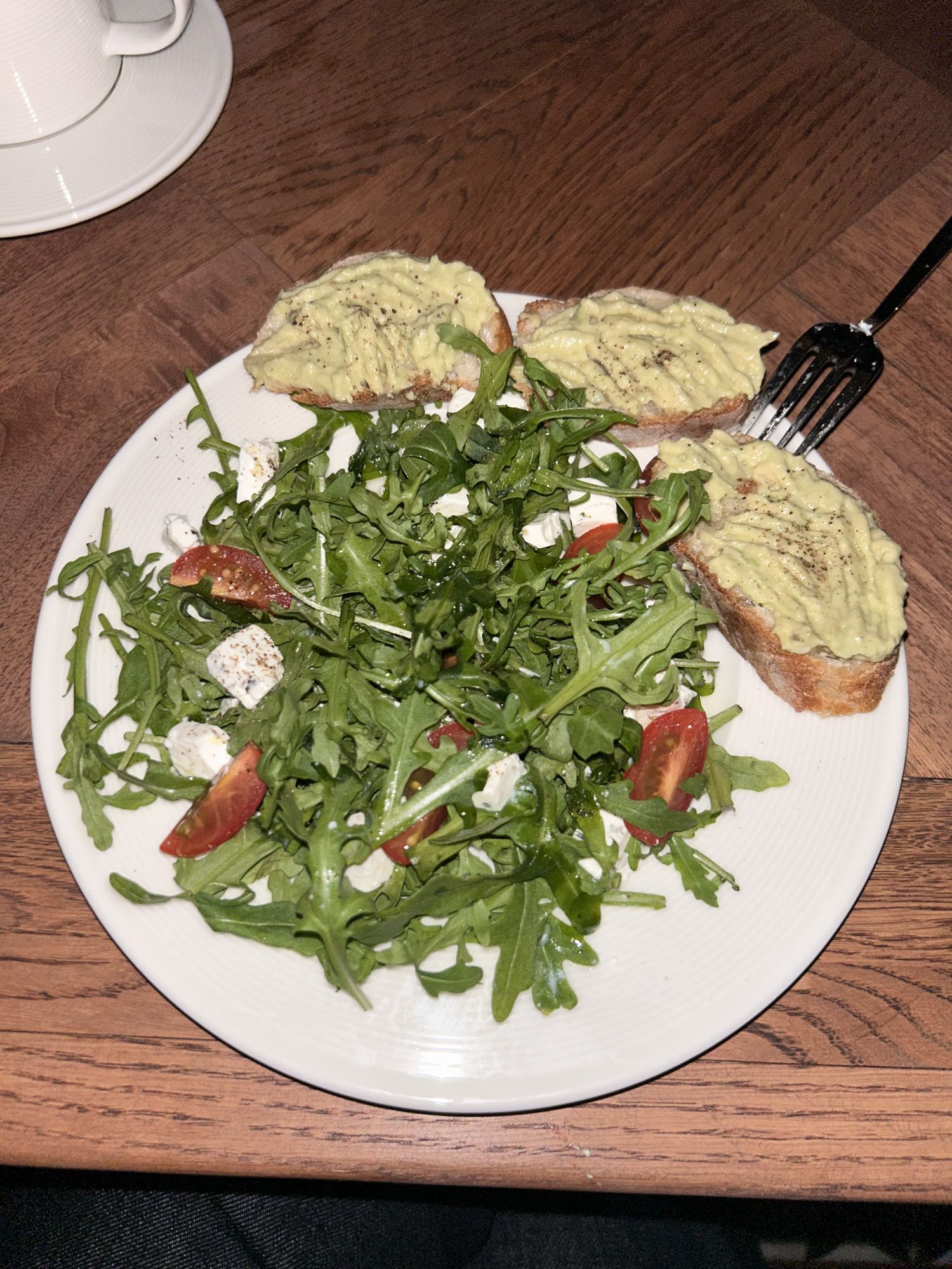 Tosty z awokado i sałatka