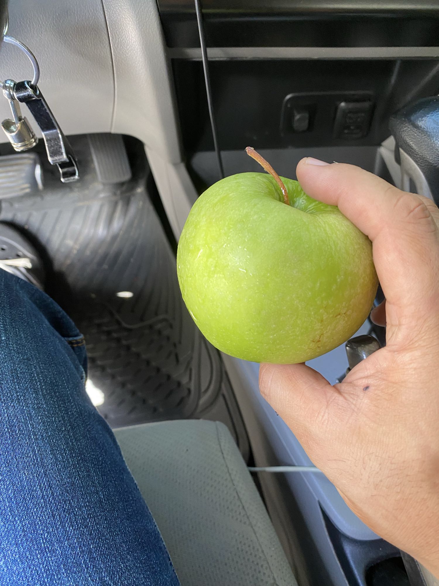 Manzana verde entera