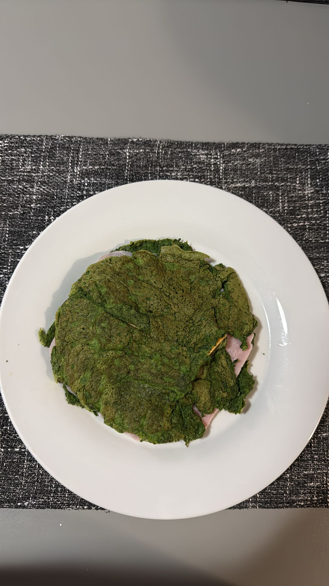 omletă verde cu șuncă