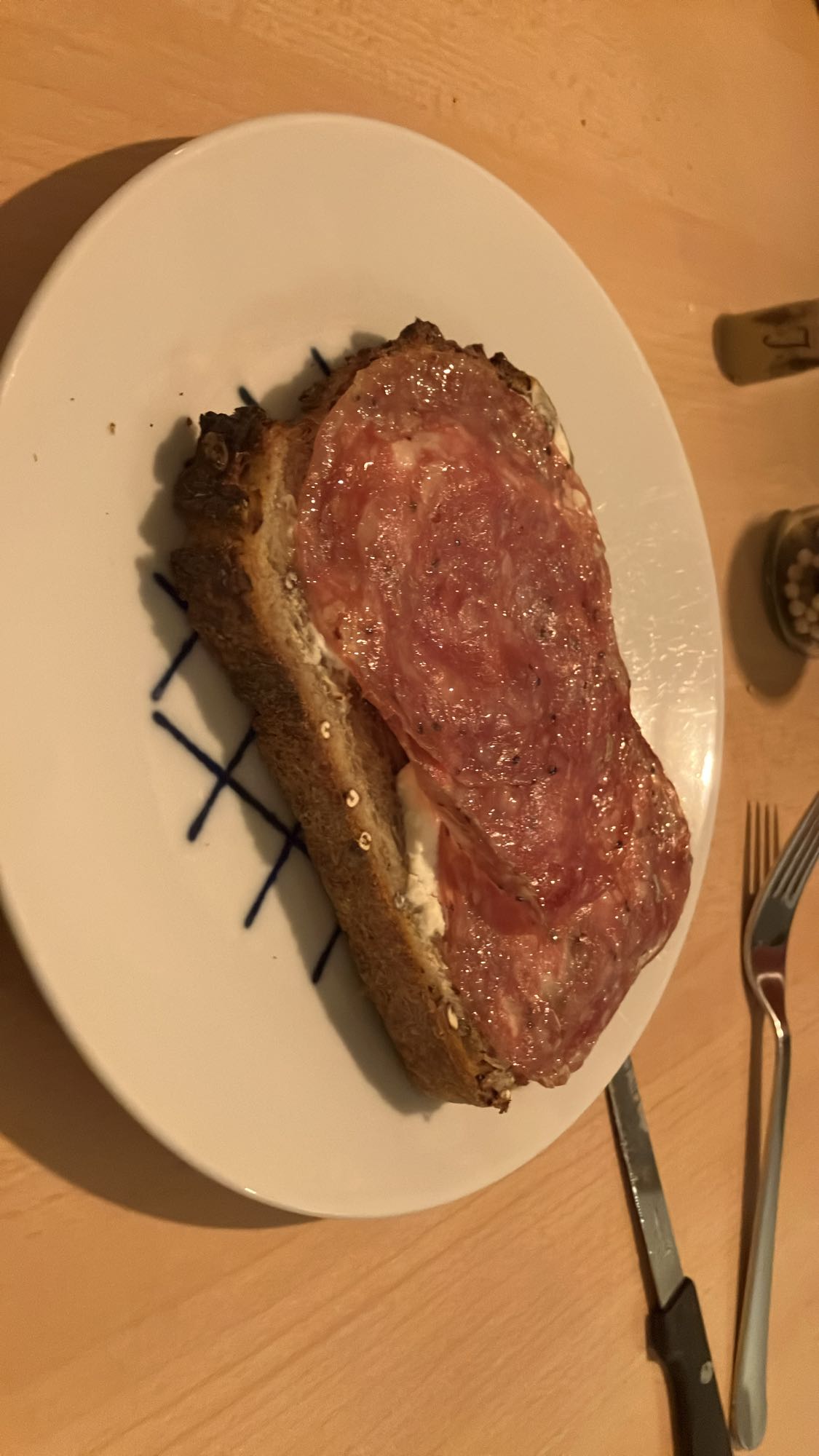 Pão com salame e requeijão