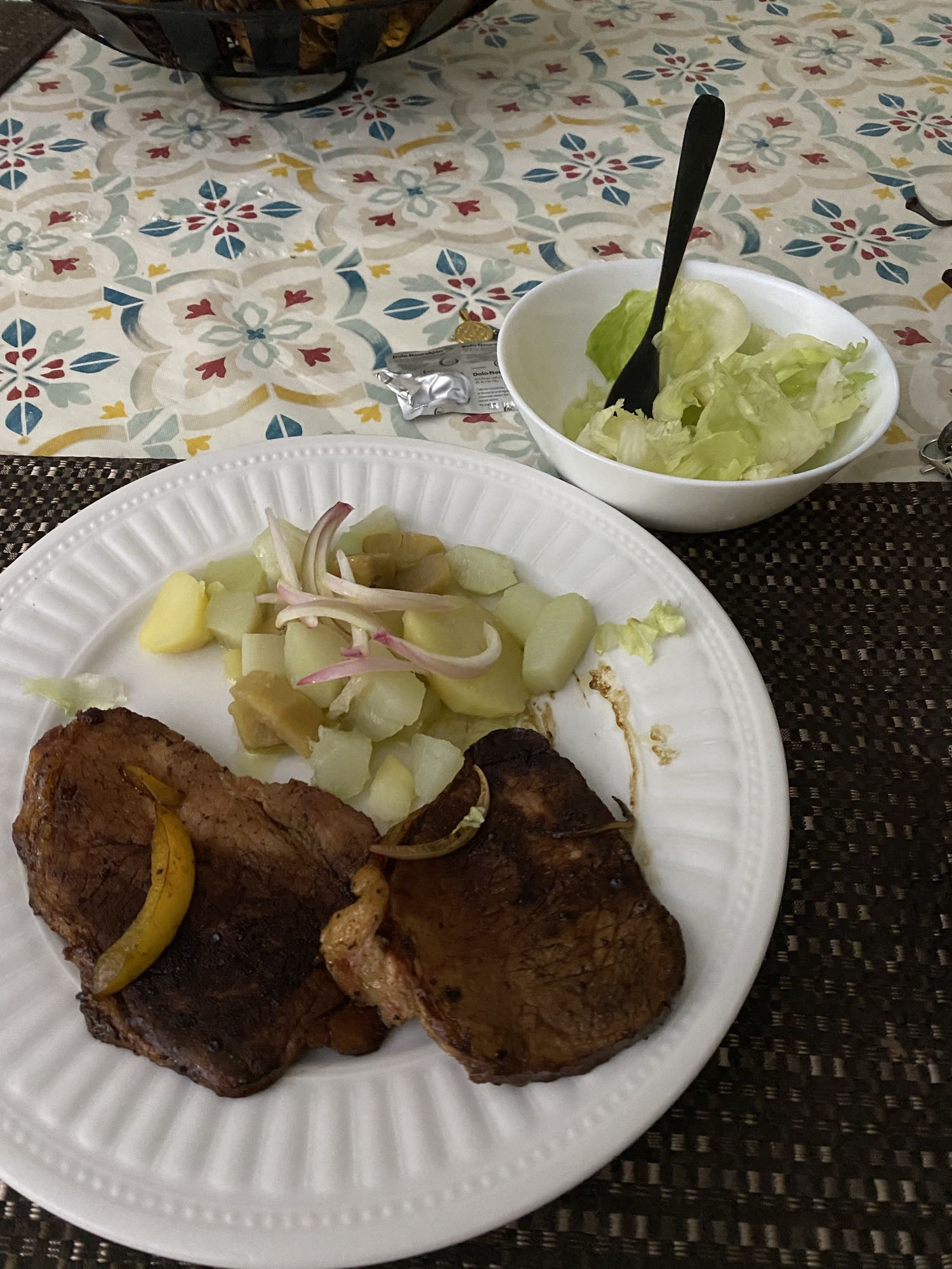 Carne con papas y ensalada