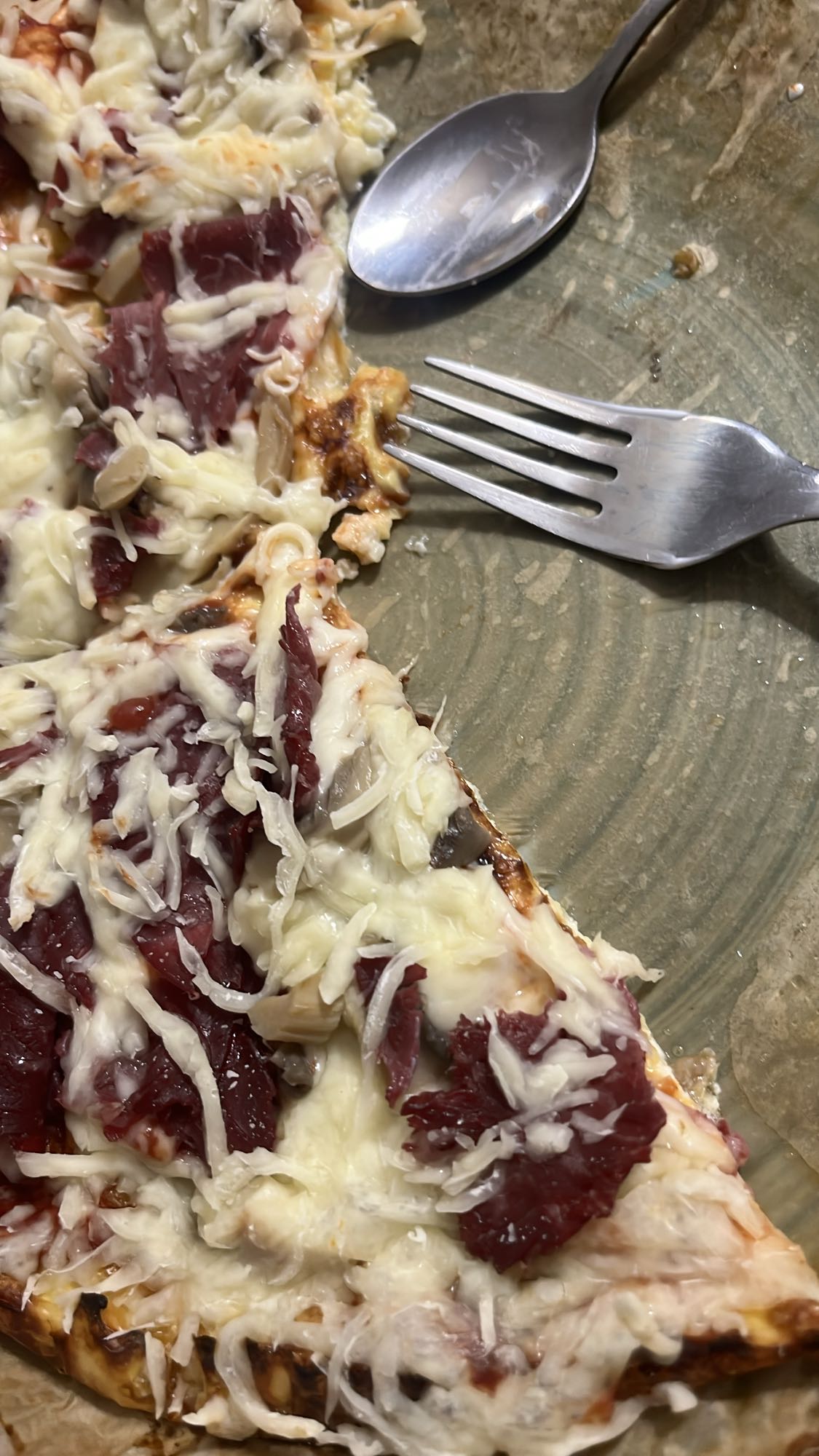 Pizza cu salam și ciuperci