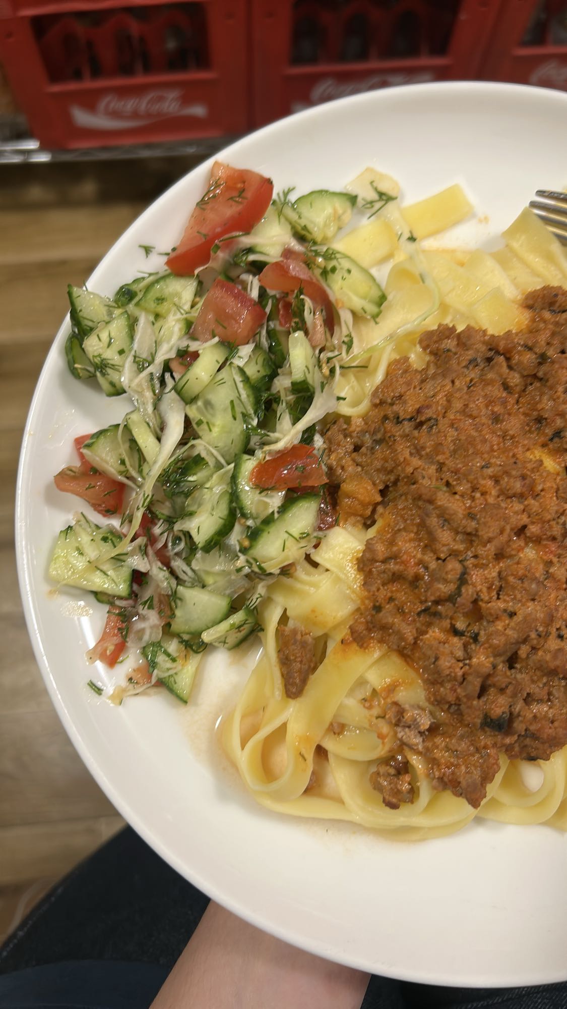 Makaron z sosem i sałatką