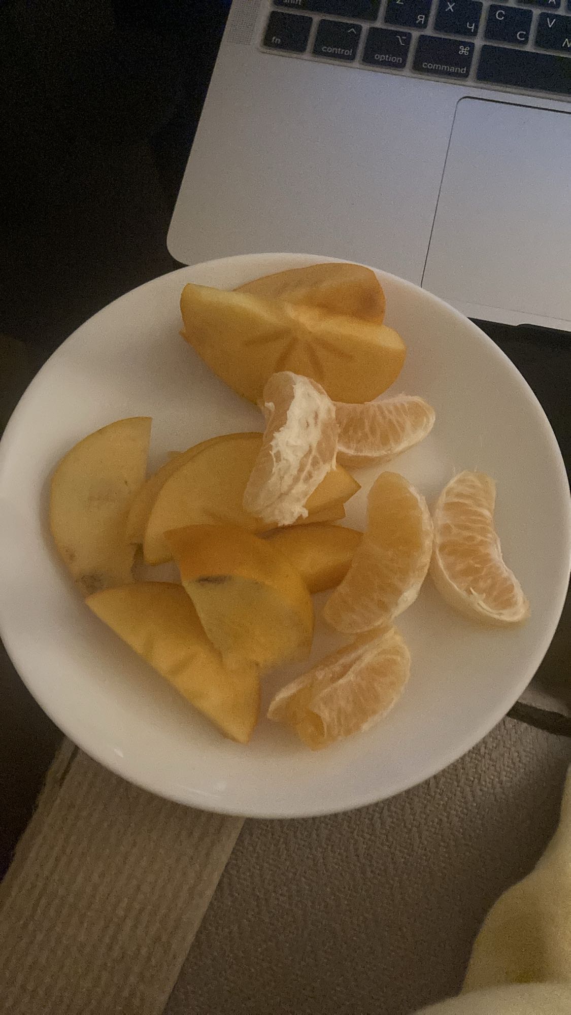 фрукты на тарелке