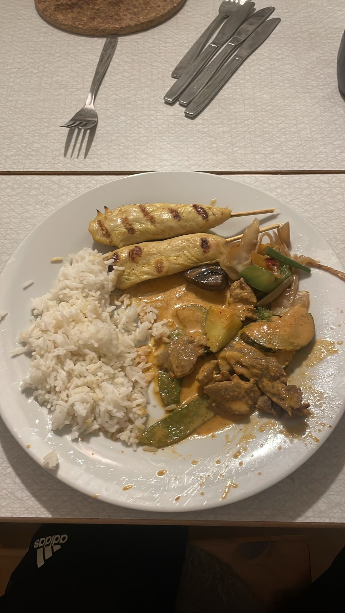 Kycklingspett med ris och curry