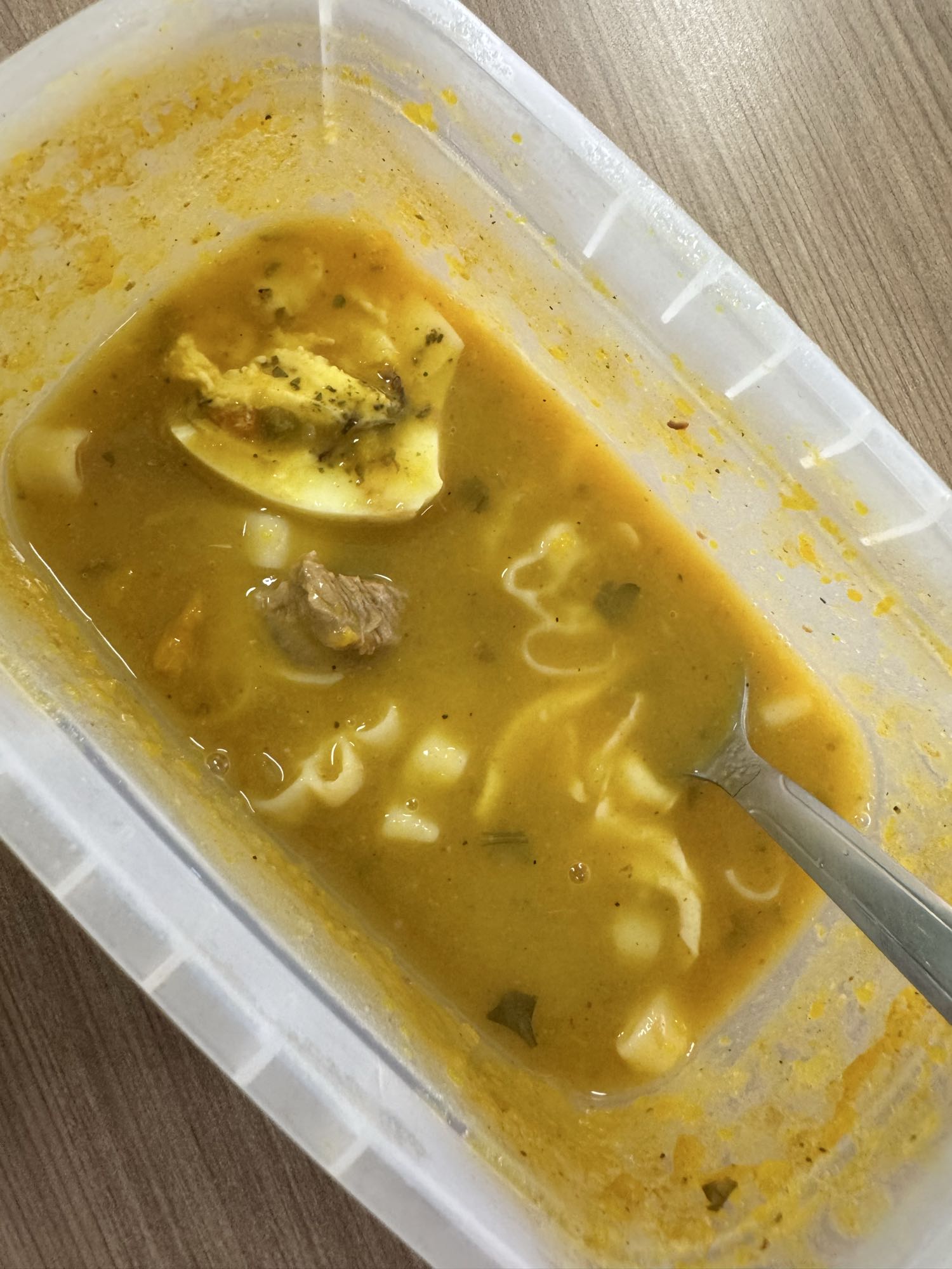 Sopa com carne e ovo