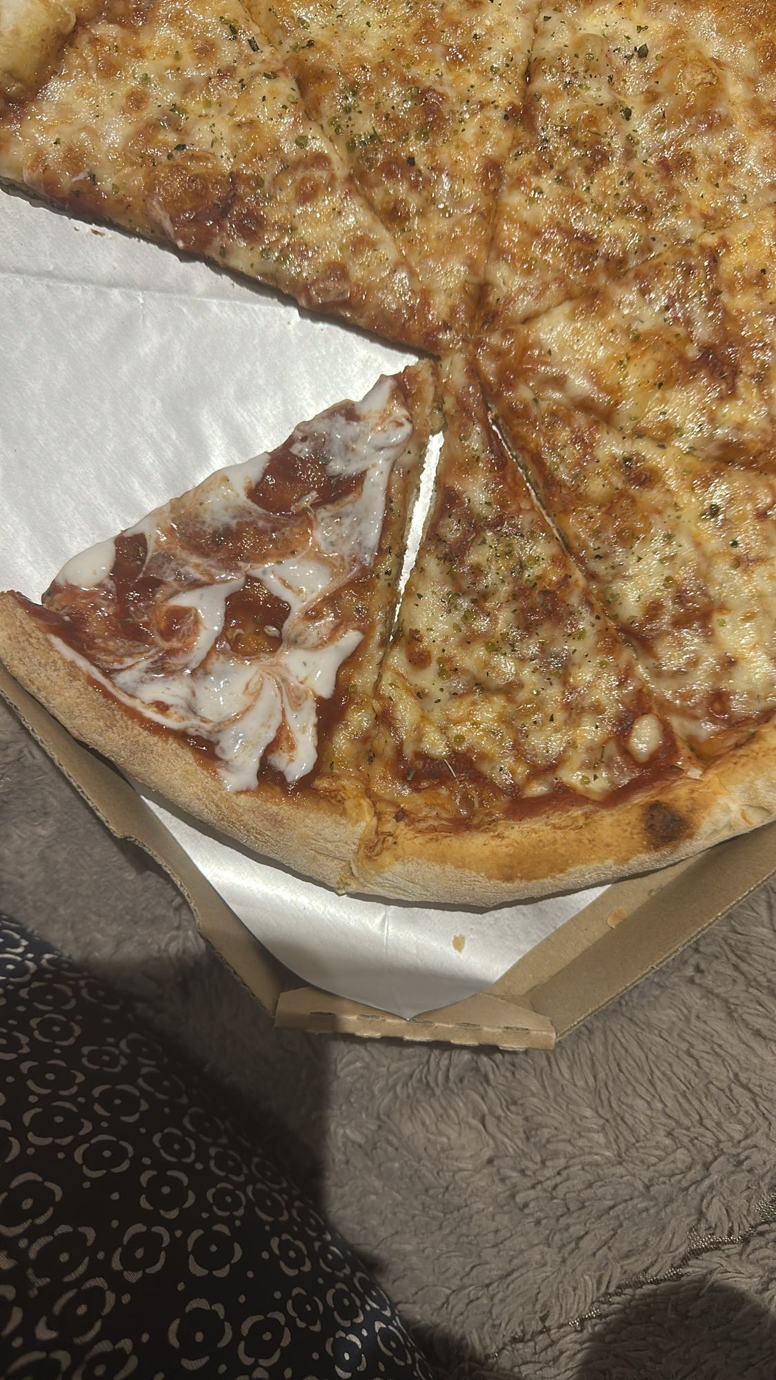 pizza serowa z sosem