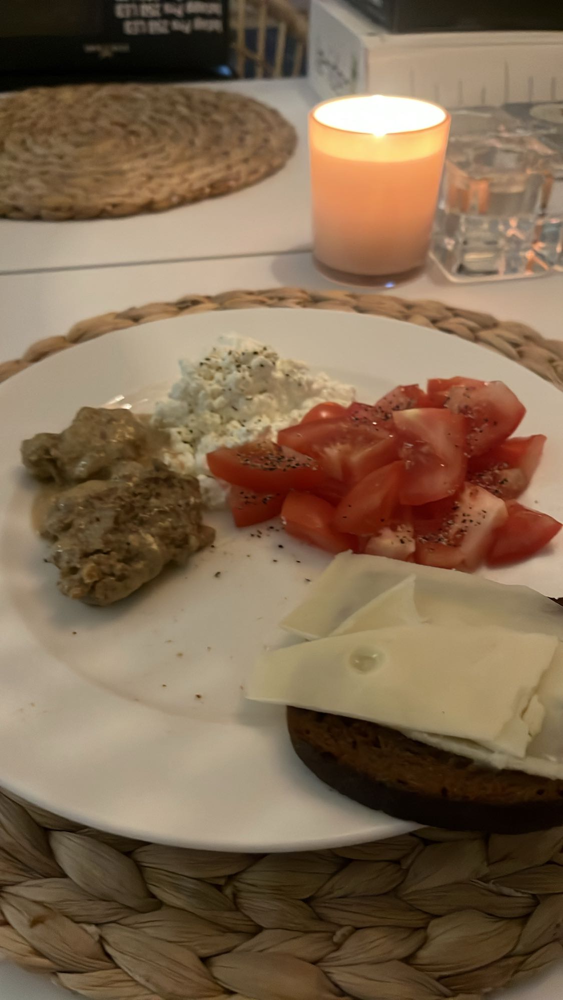 Köttbullar med bröd och ost