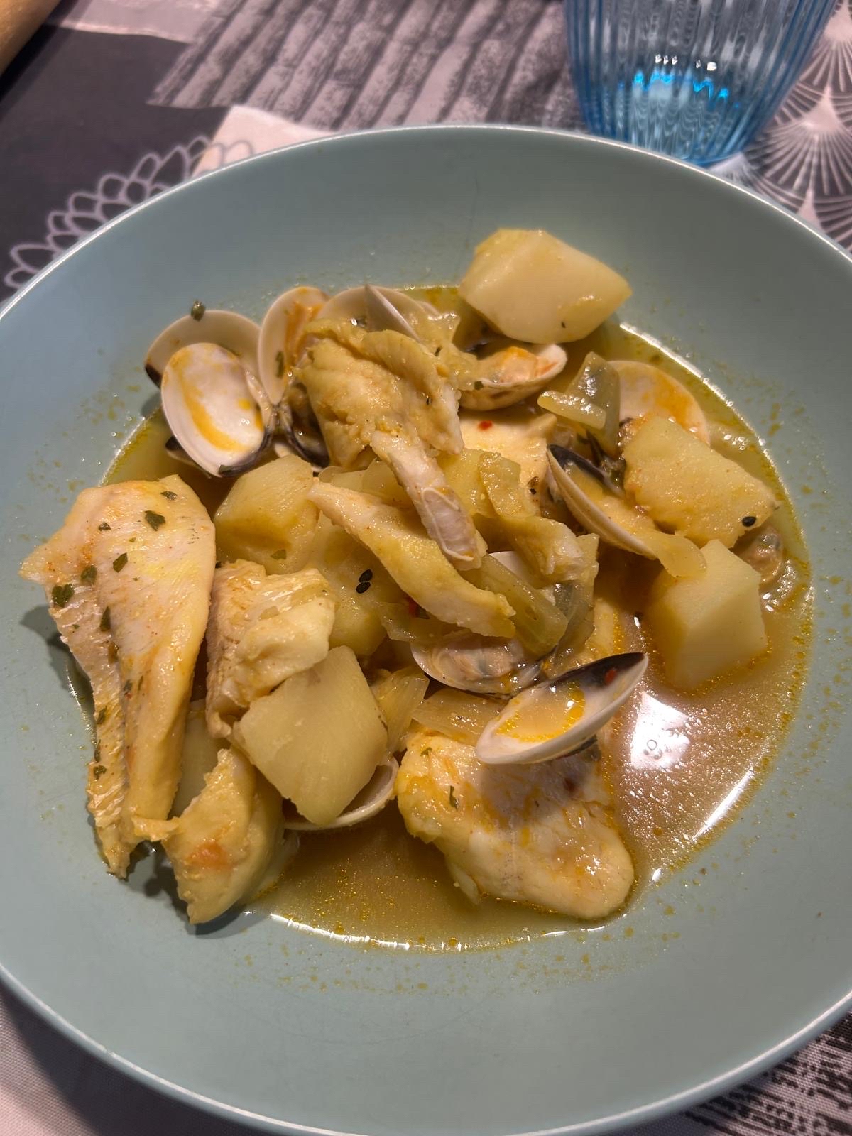 guiso de pescado y almejas