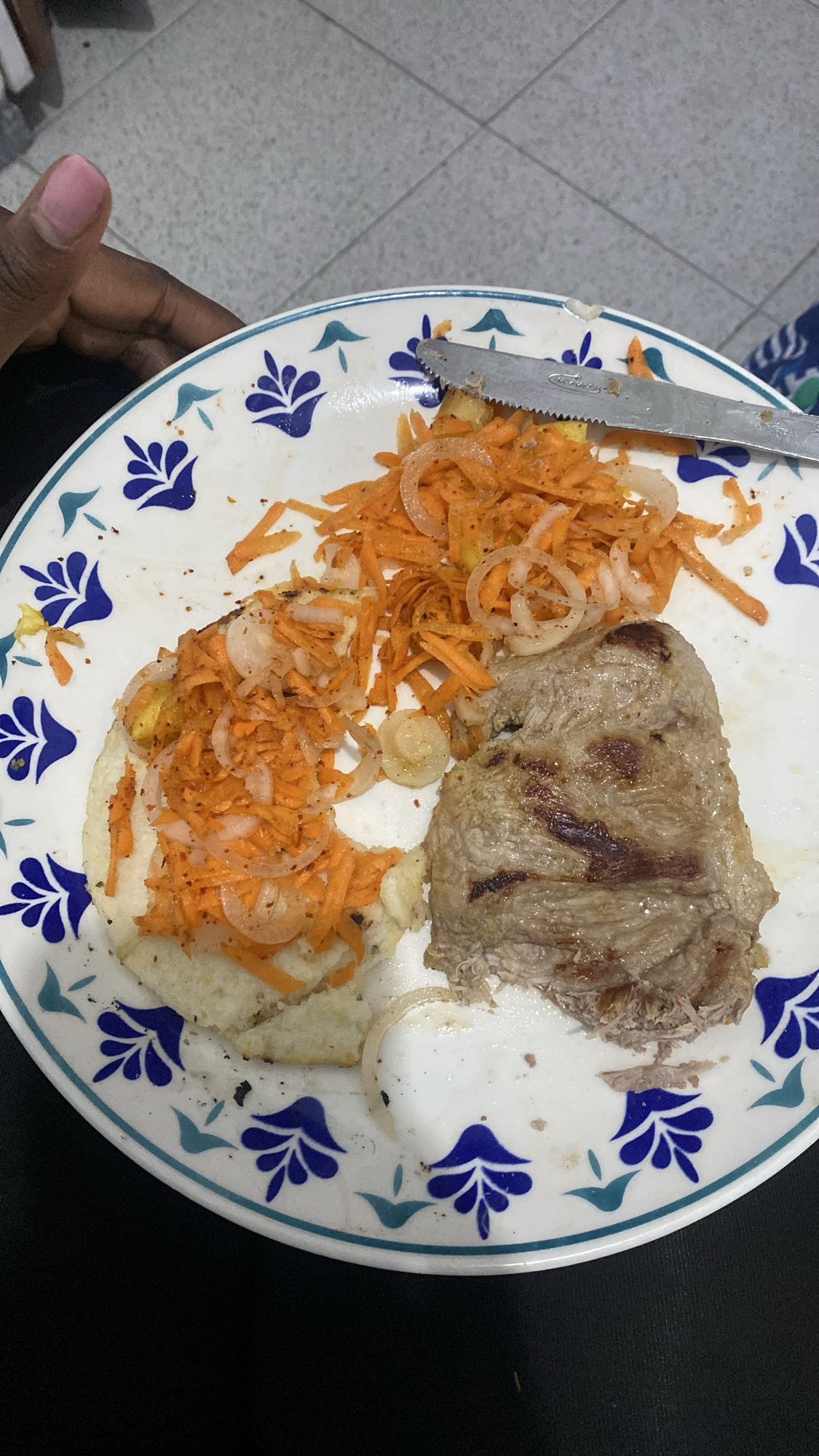 Carne con yuca y ensalada