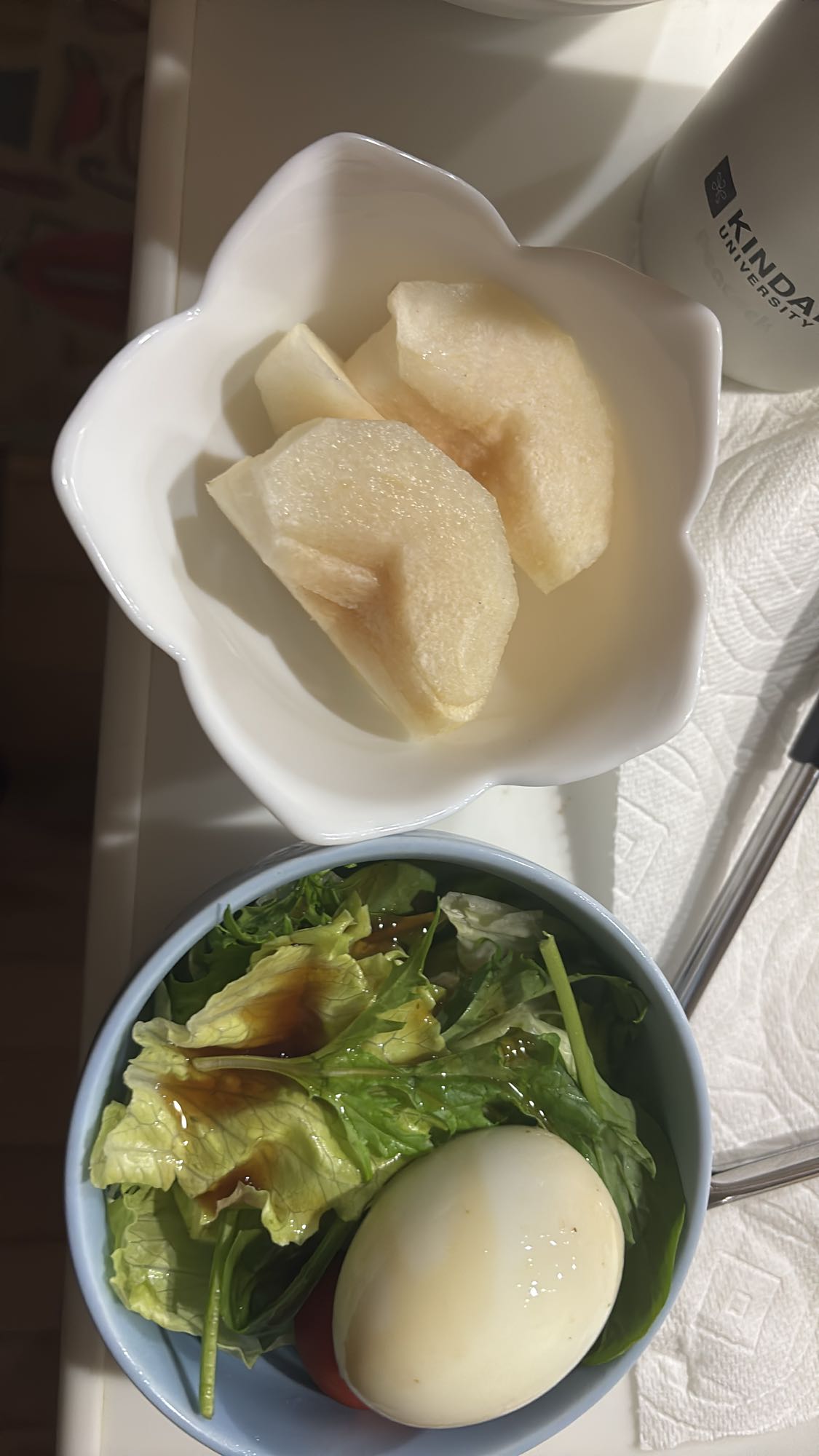 ゆで卵とサラダの朝食