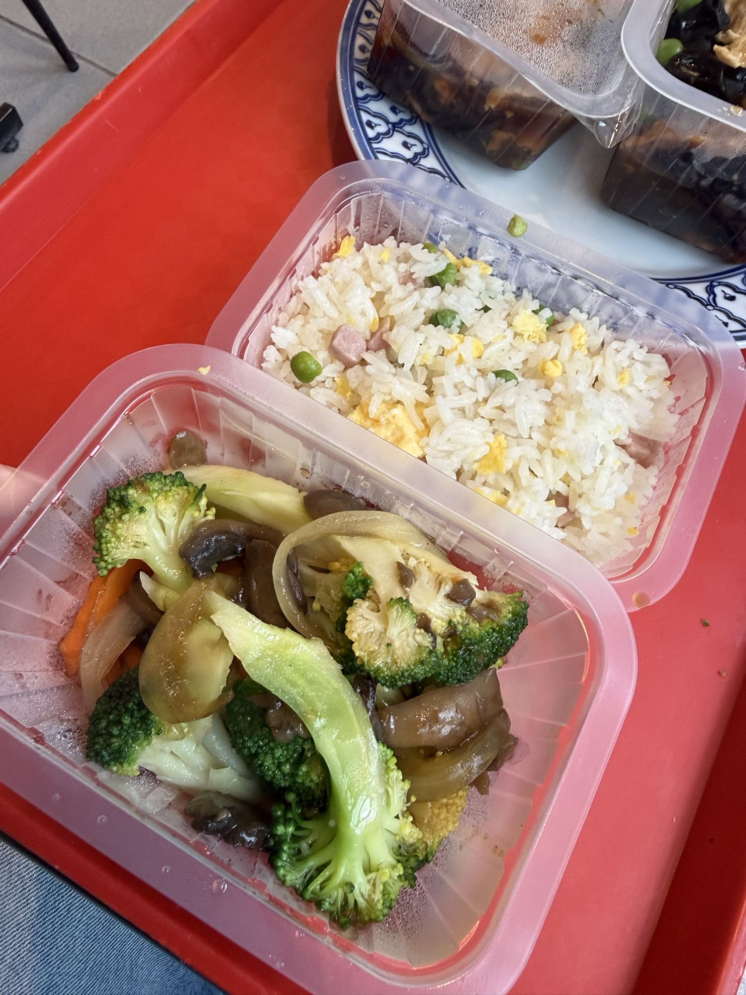 Riz sauté et légumes sautés