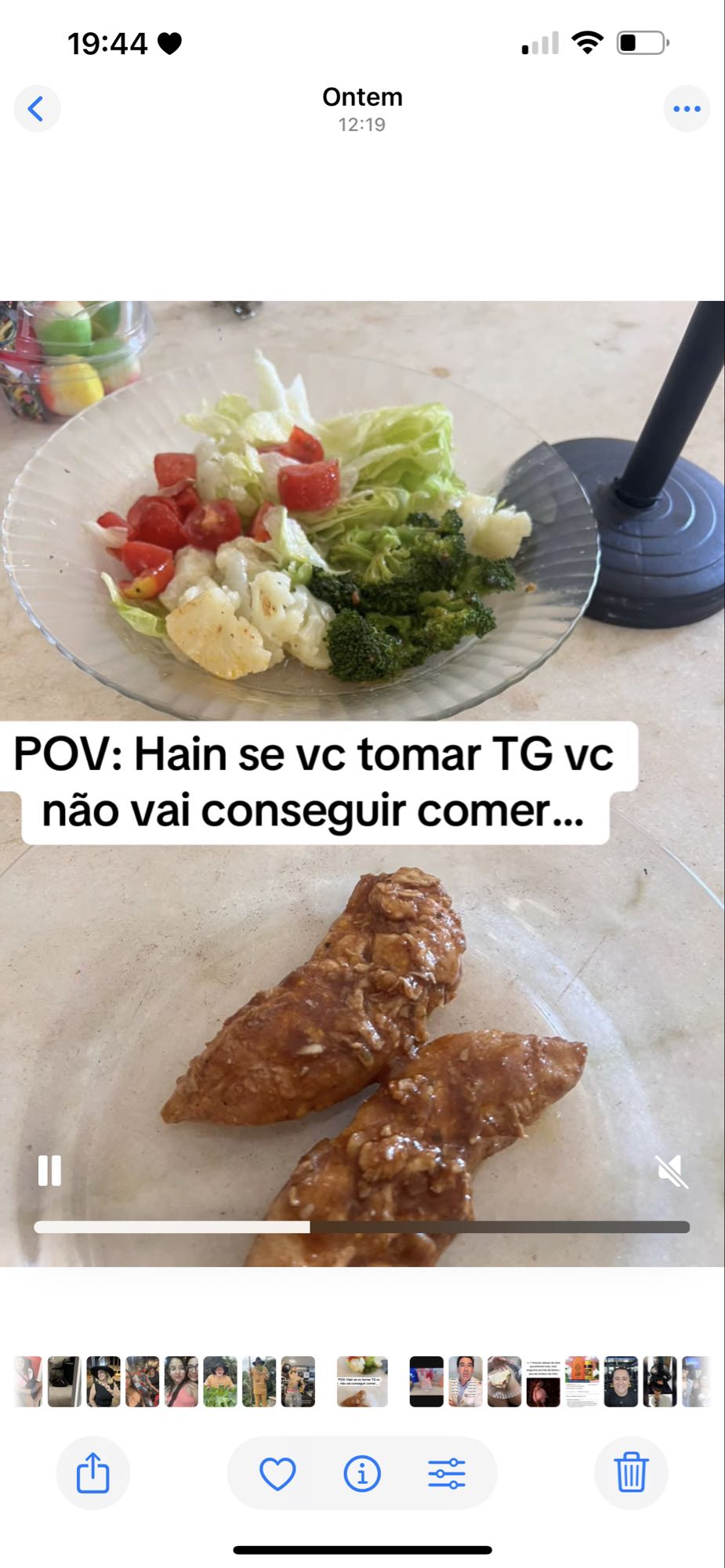 Salada e frango empanado