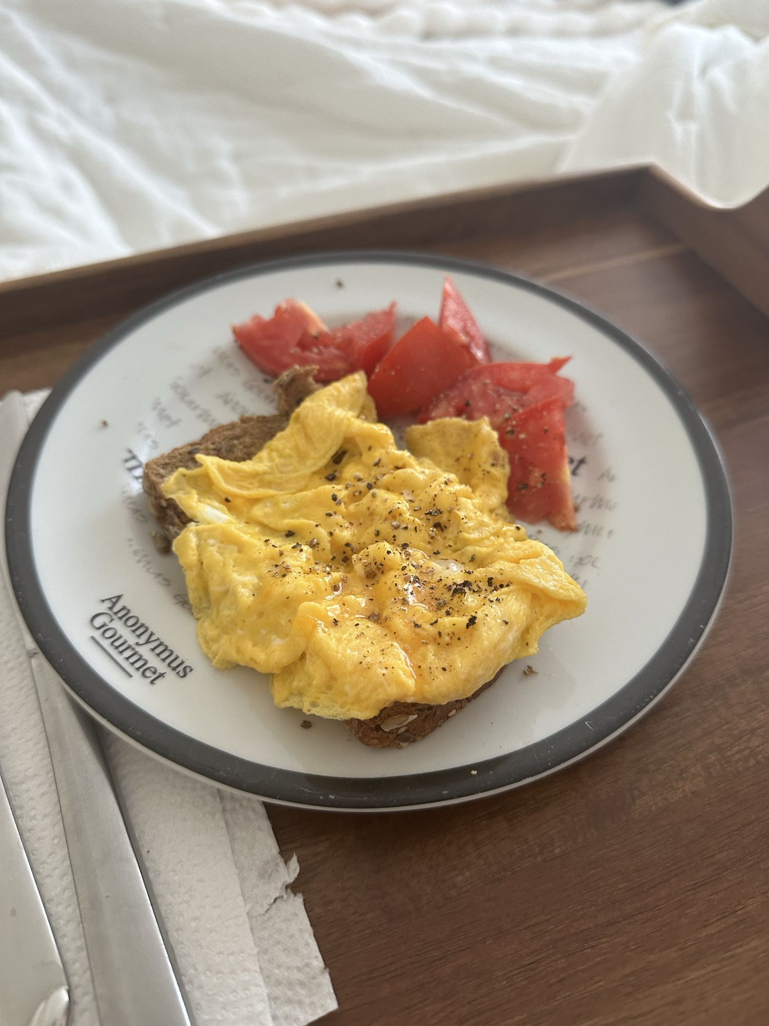 Tostada con huevo y tomate