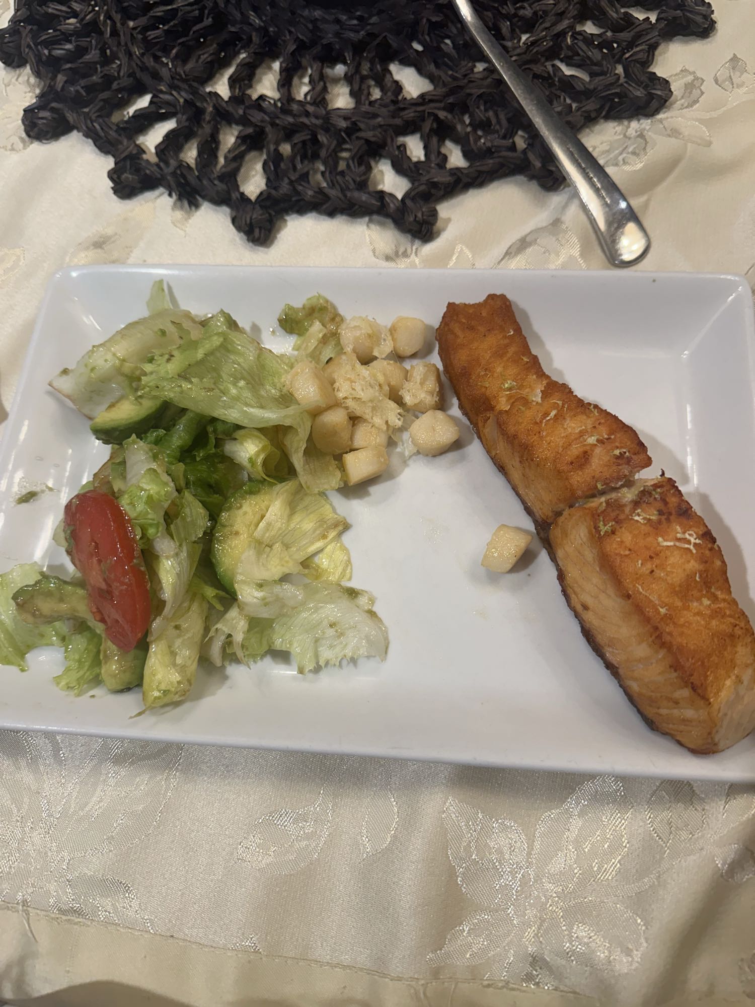 Salmón con ensalada