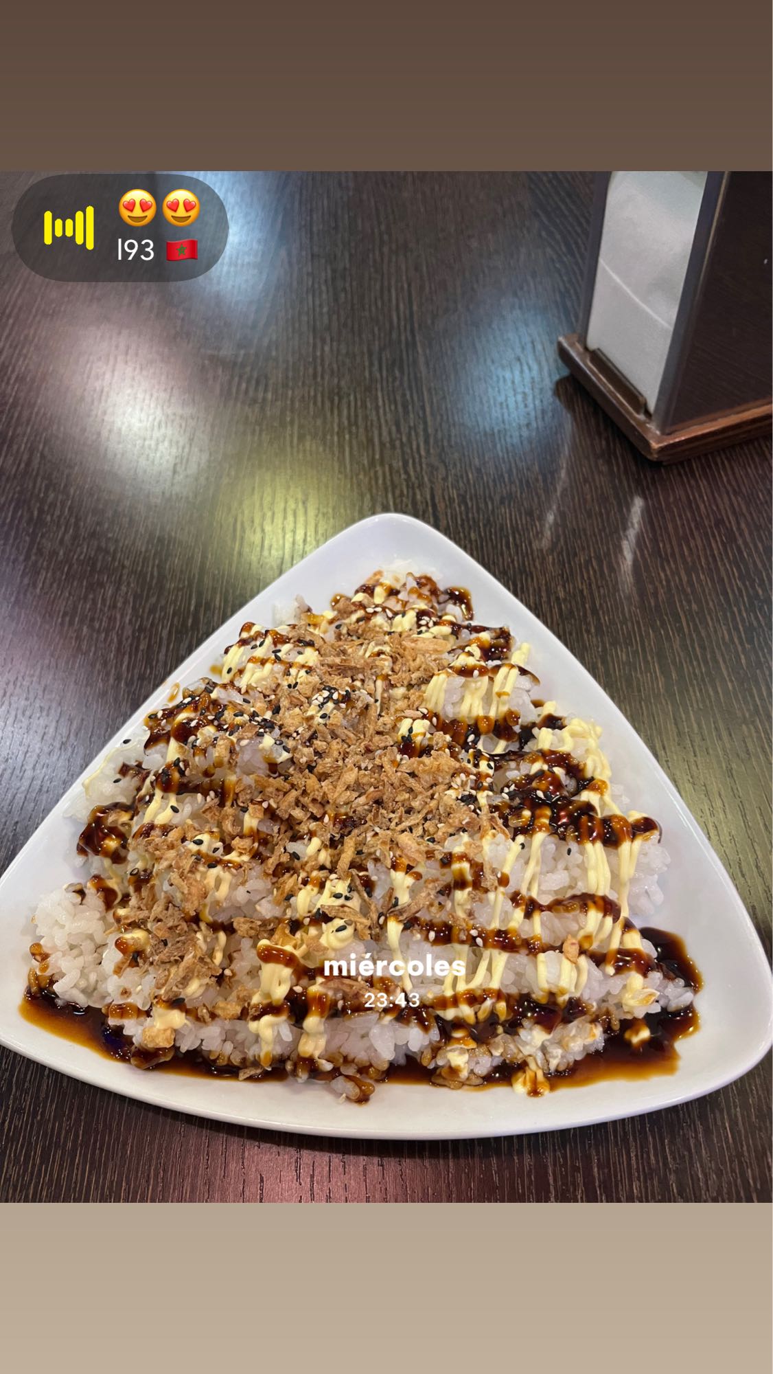 arroz con salsa y cebolla crujiente