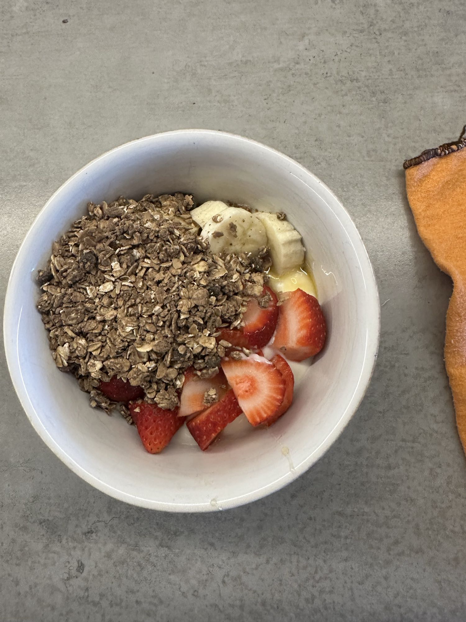 Yogur con frutas y granola
