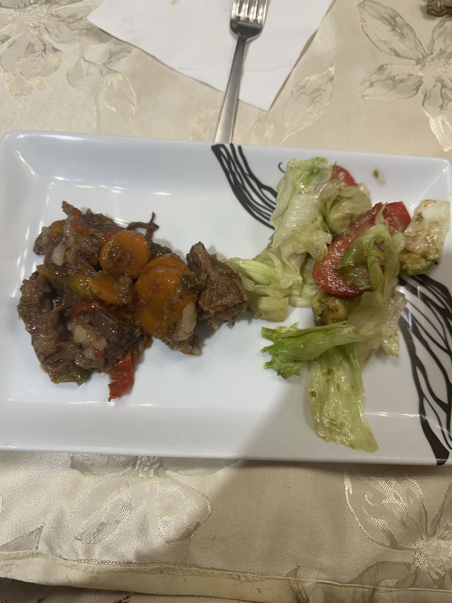 Carne guisada con ensalada