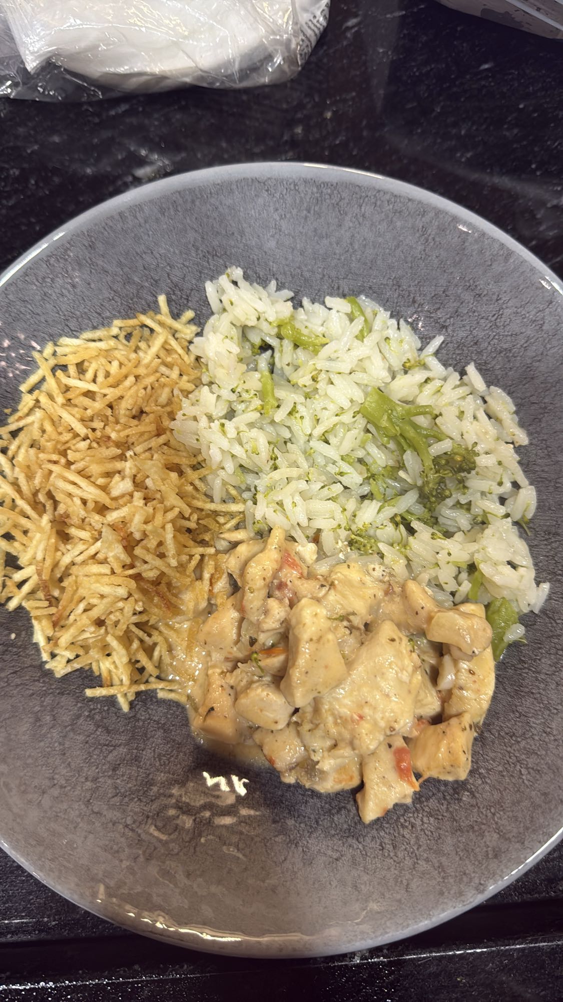 Frango com arroz e batata palha