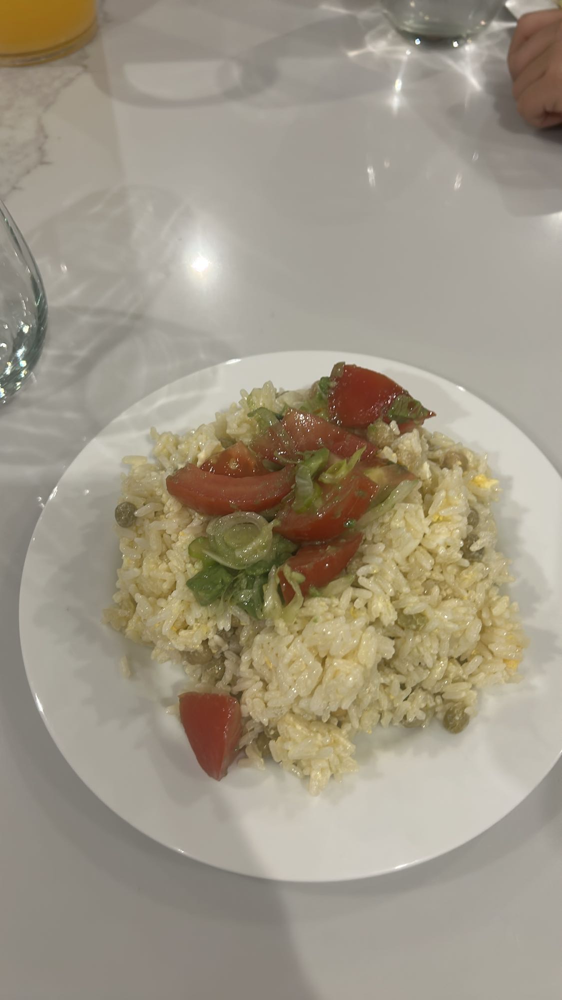 arroz con ensalada fresca