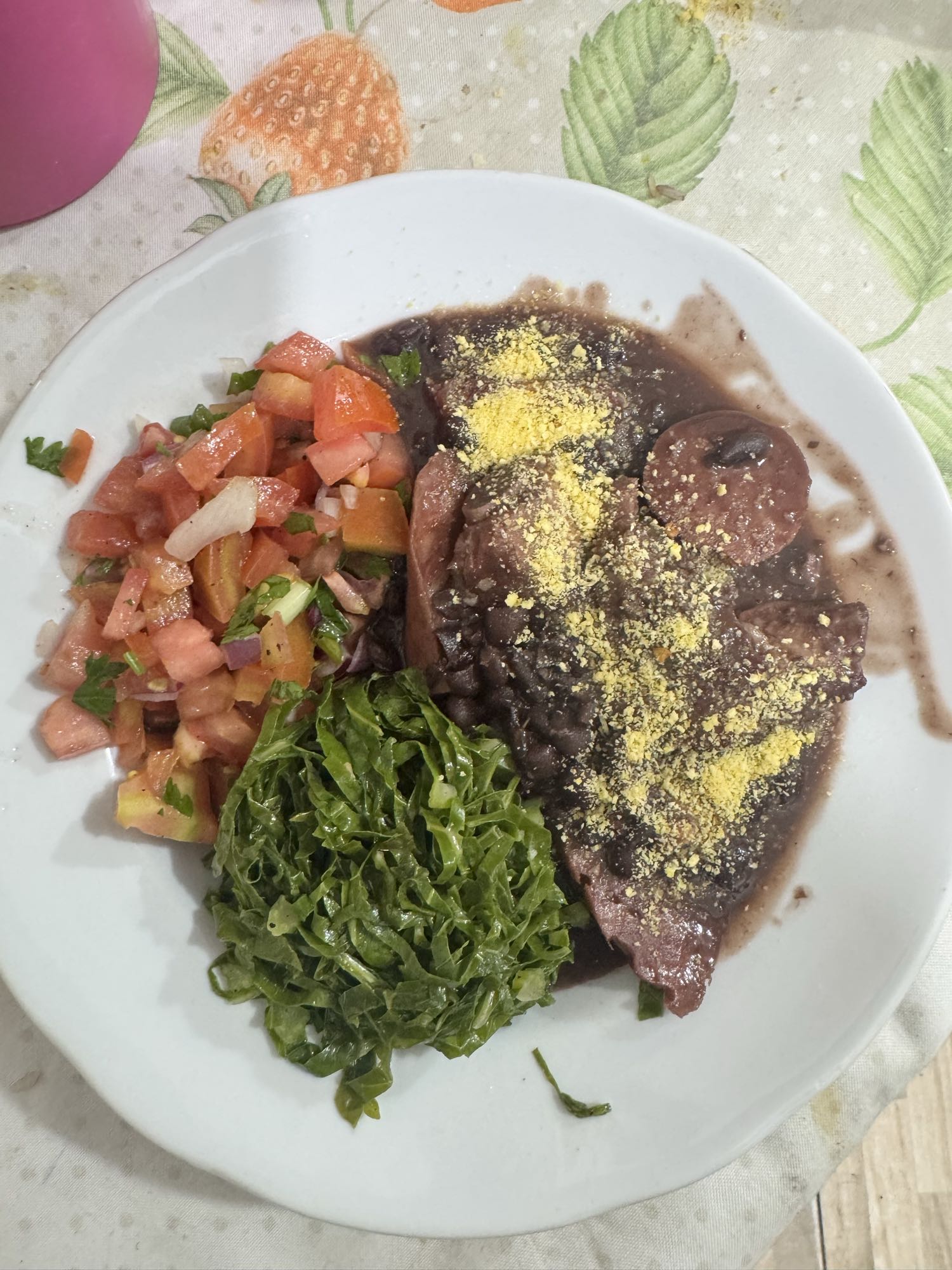 Feijoada com couve e vinagrete
