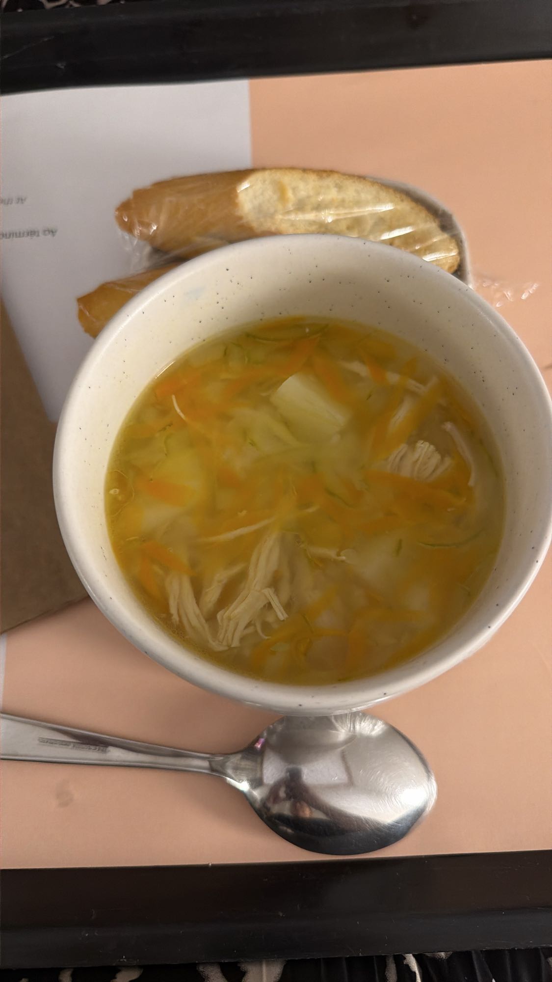 Sopa de frango com pão