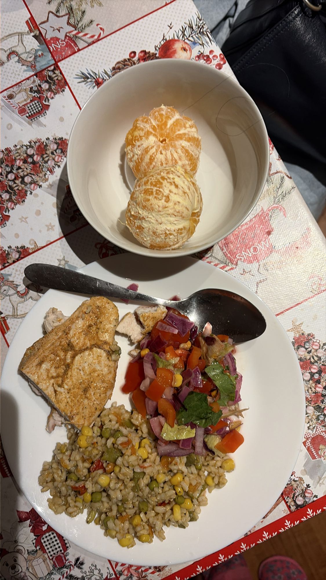 Pui la cuptor cu orez brun, salată și două mandarine