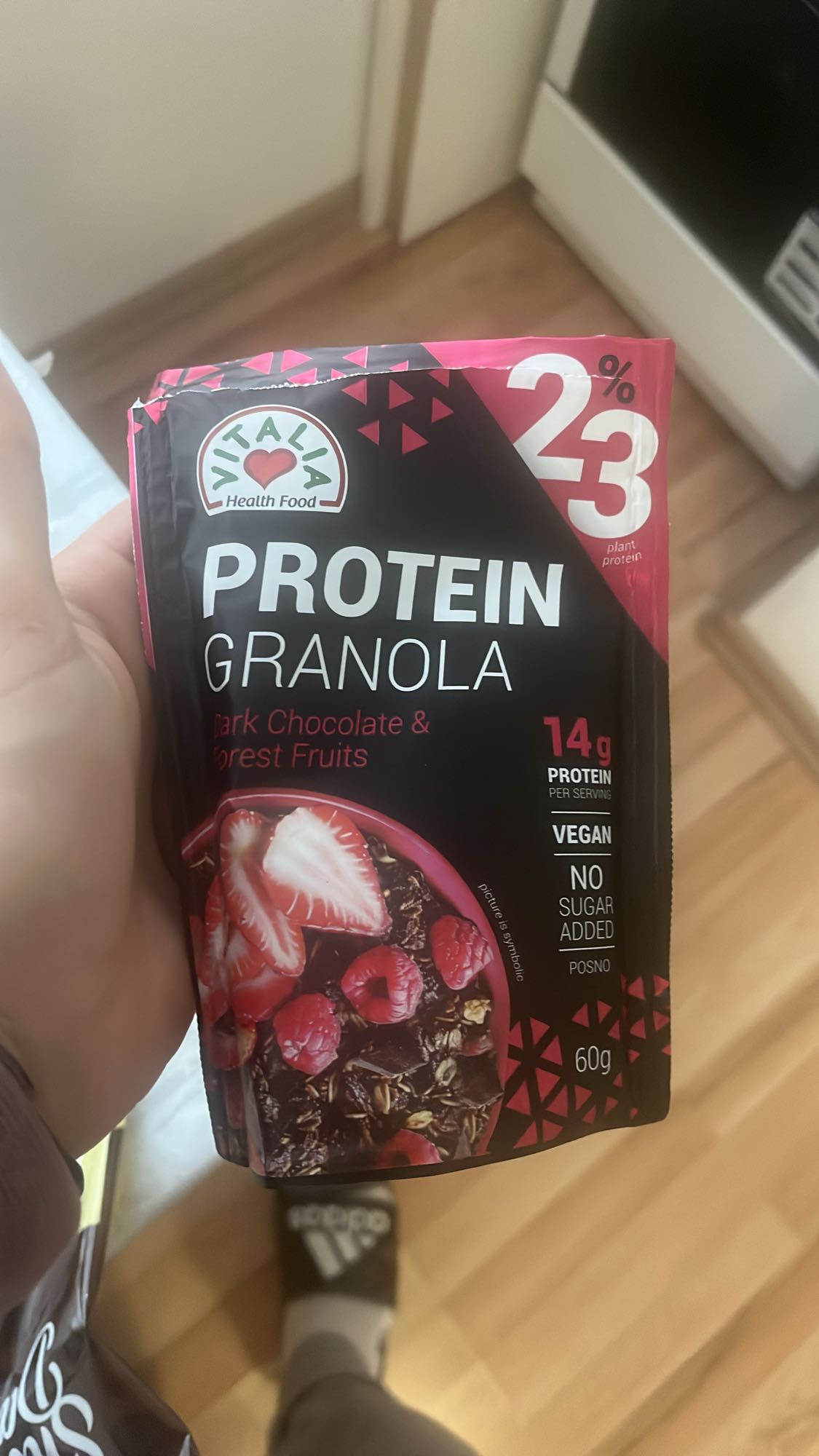 Протеинова гранола с тъмен шоколад и горски плодове