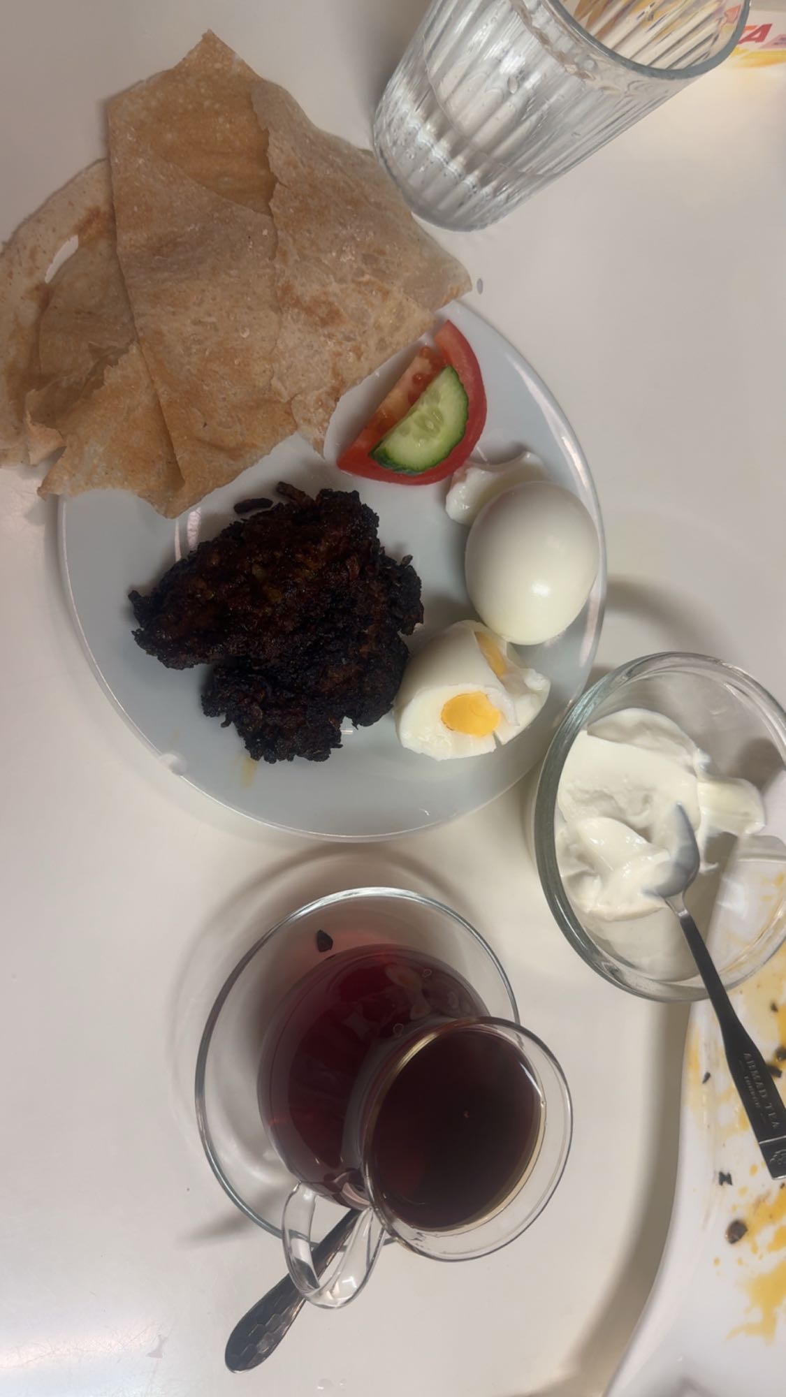 Frukosttallrik med te