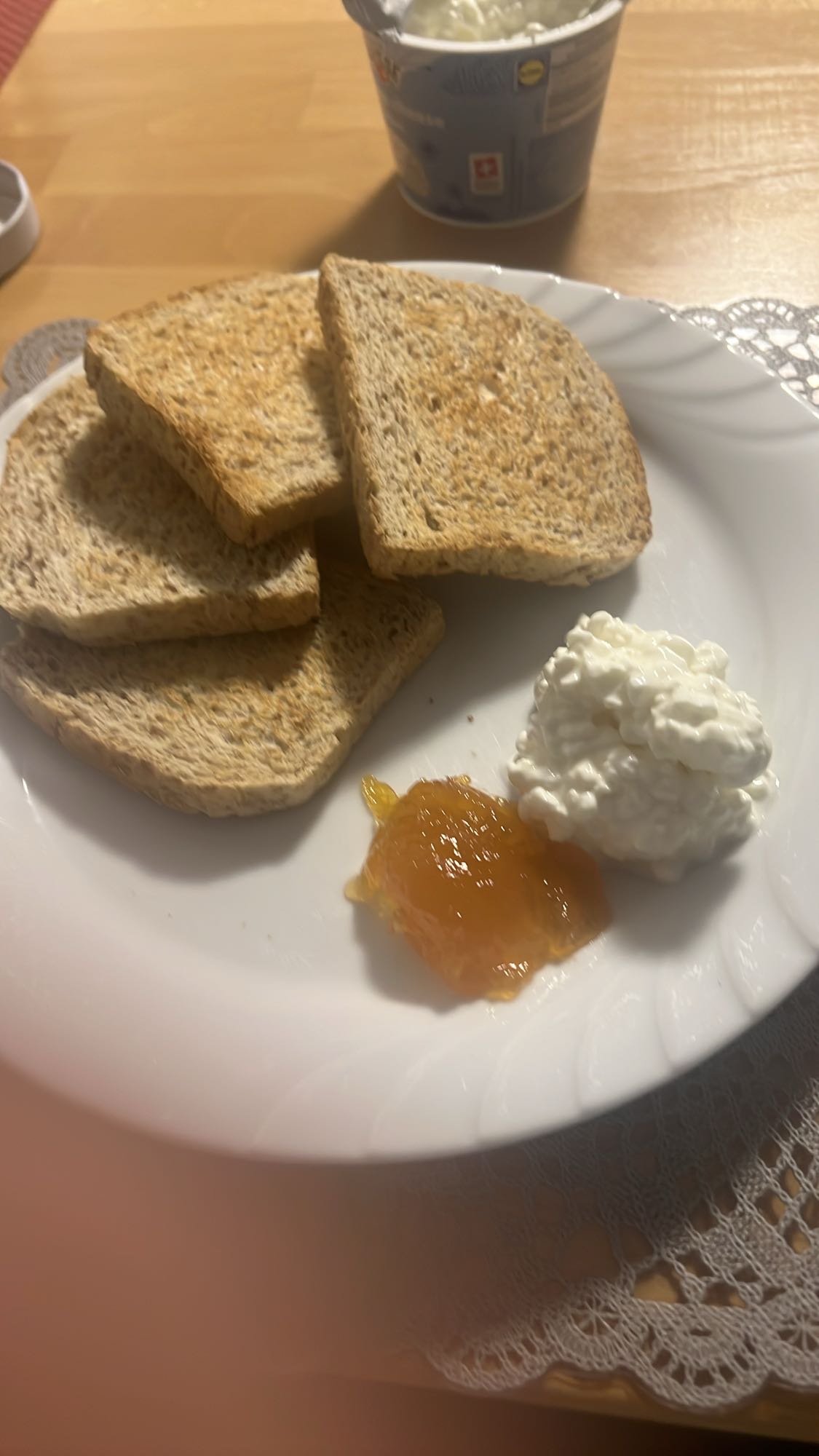 Toast mit Hüttenkäse