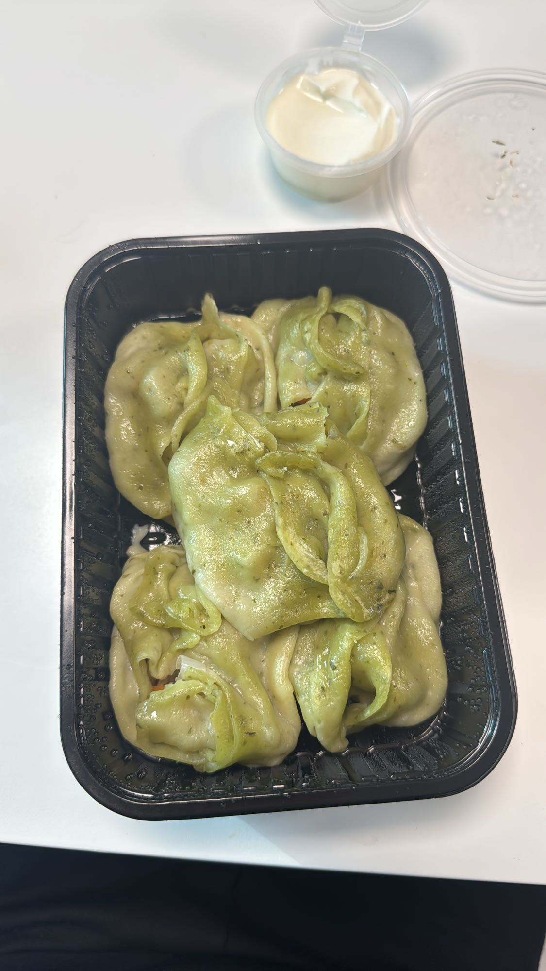 манты с зелёным тестом и сметаной