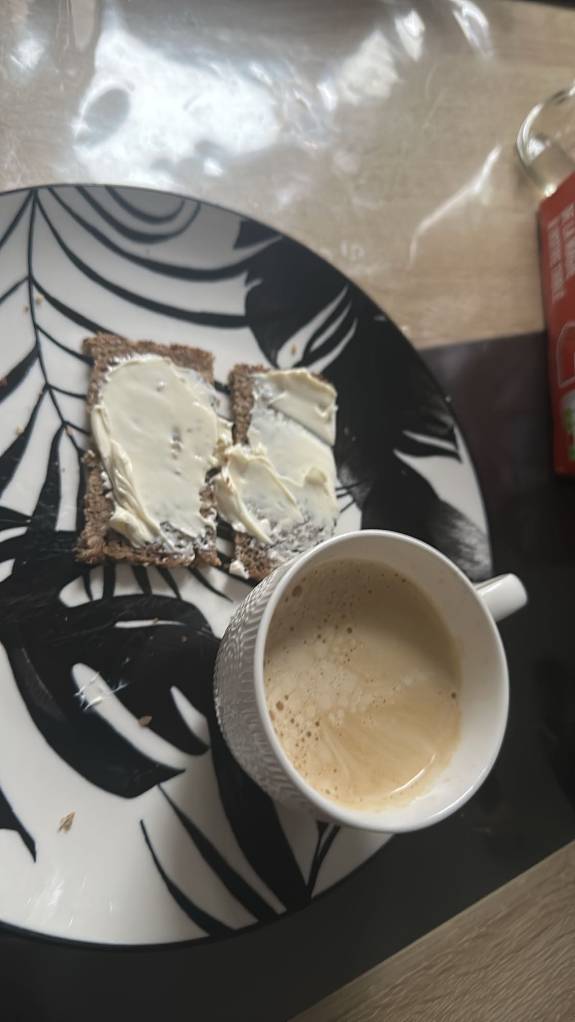 Pâine crocantă cu unt și cafea