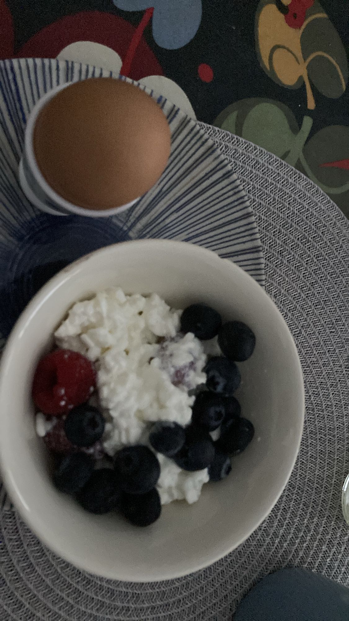 Kesor med bär och ägg