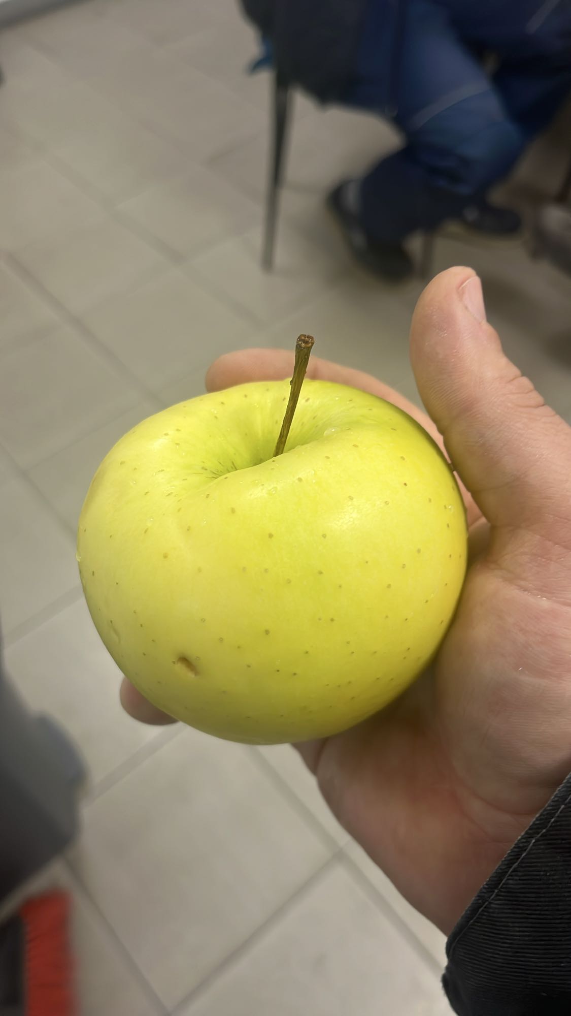 Зелена ябълка