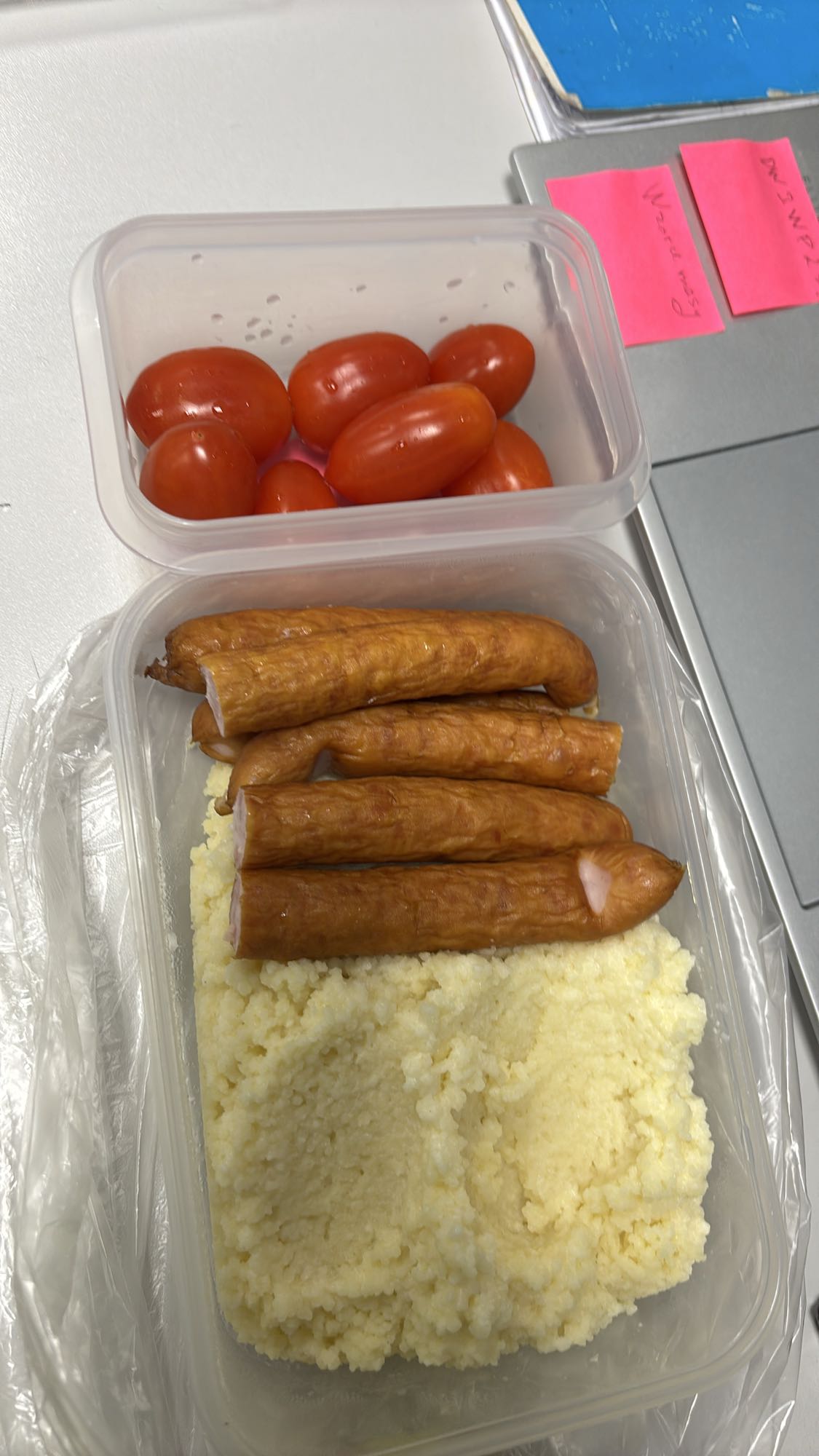 Kiełbasa z kaszą i pomidorami