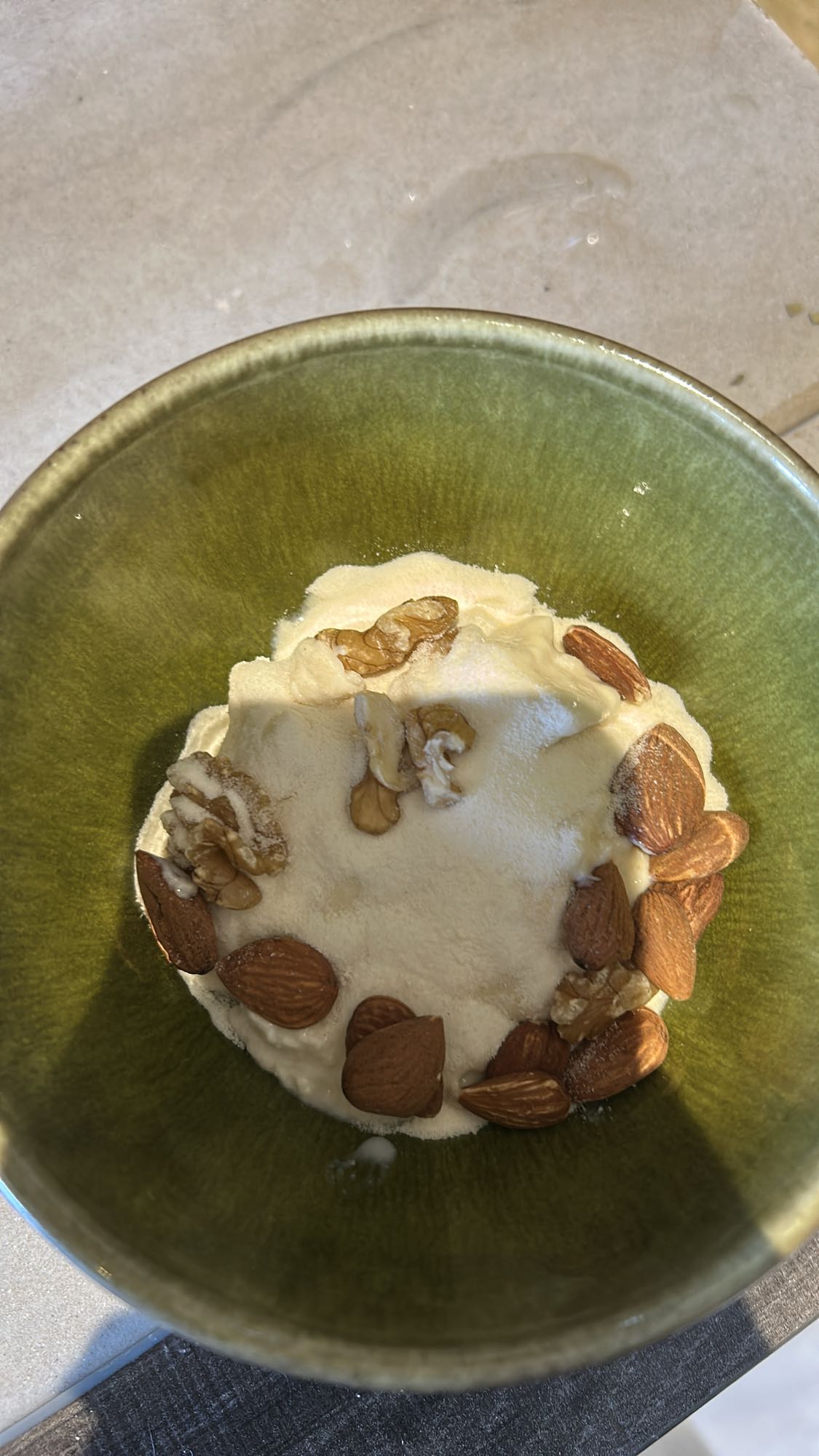 Skyr soja sans sucre, 8 amandes et 4 noix
