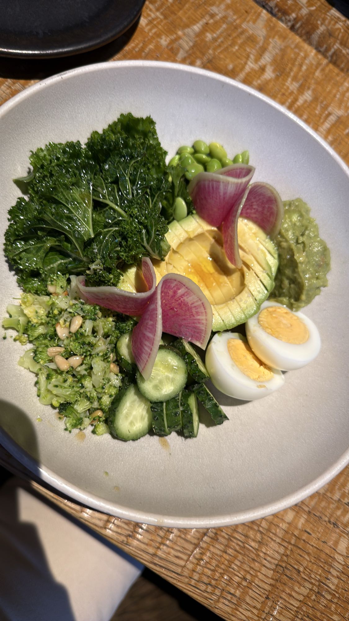 боул с овощами и яйцом