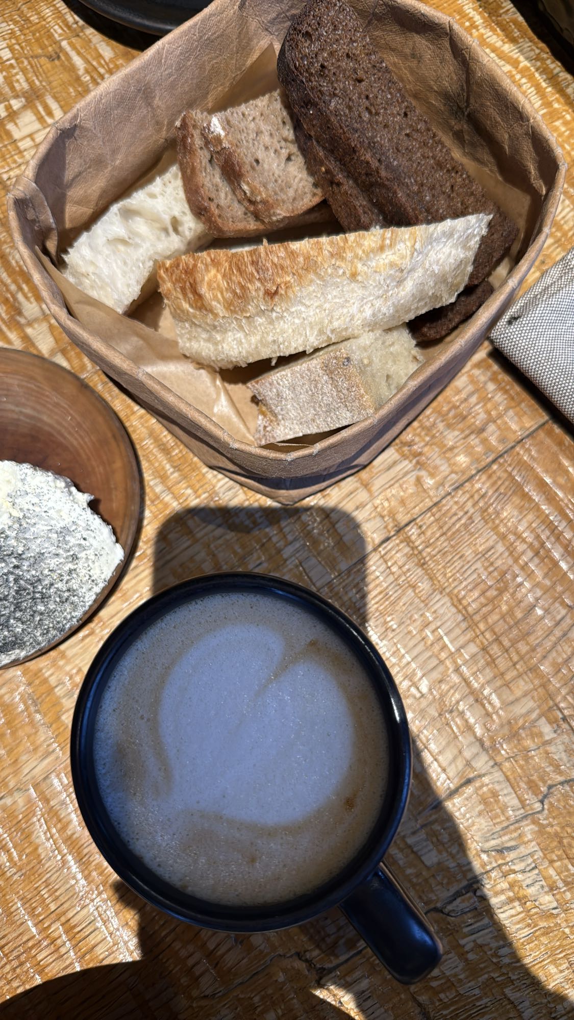 Кофе с хлебом и маслом