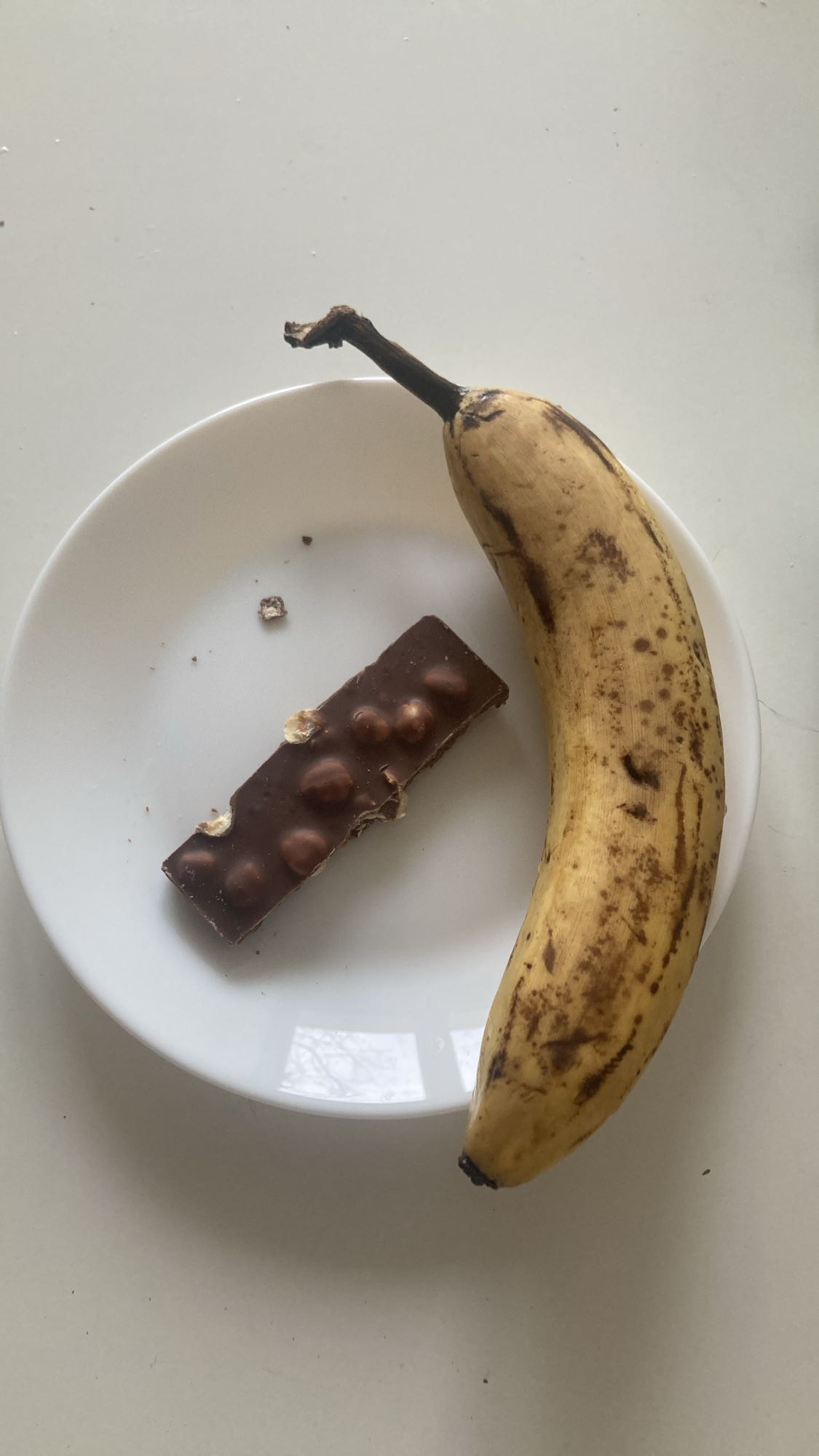 Банан и шоколадный батончик