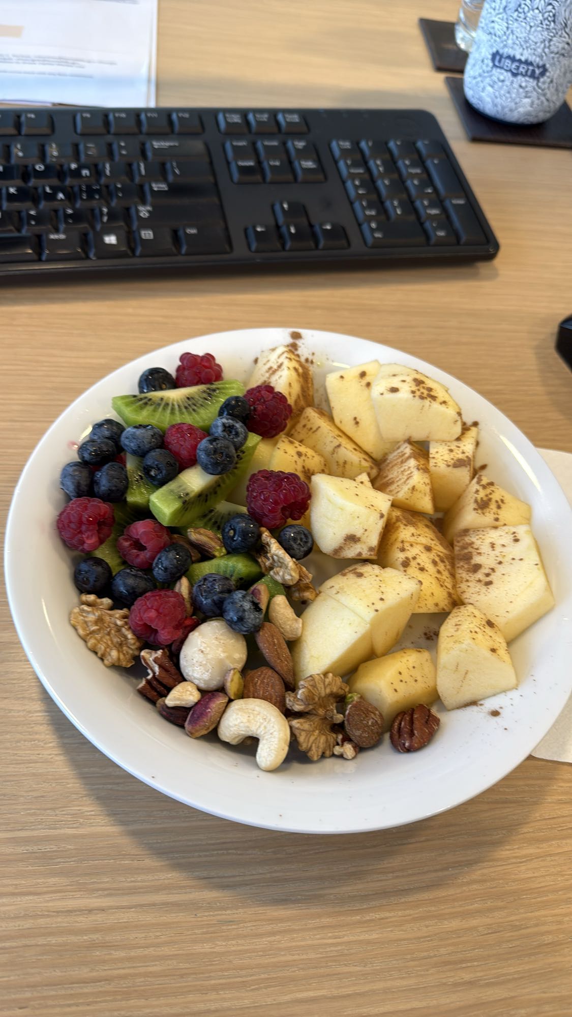 Φρουτοσαλάτα με ξηρούς καρπούς