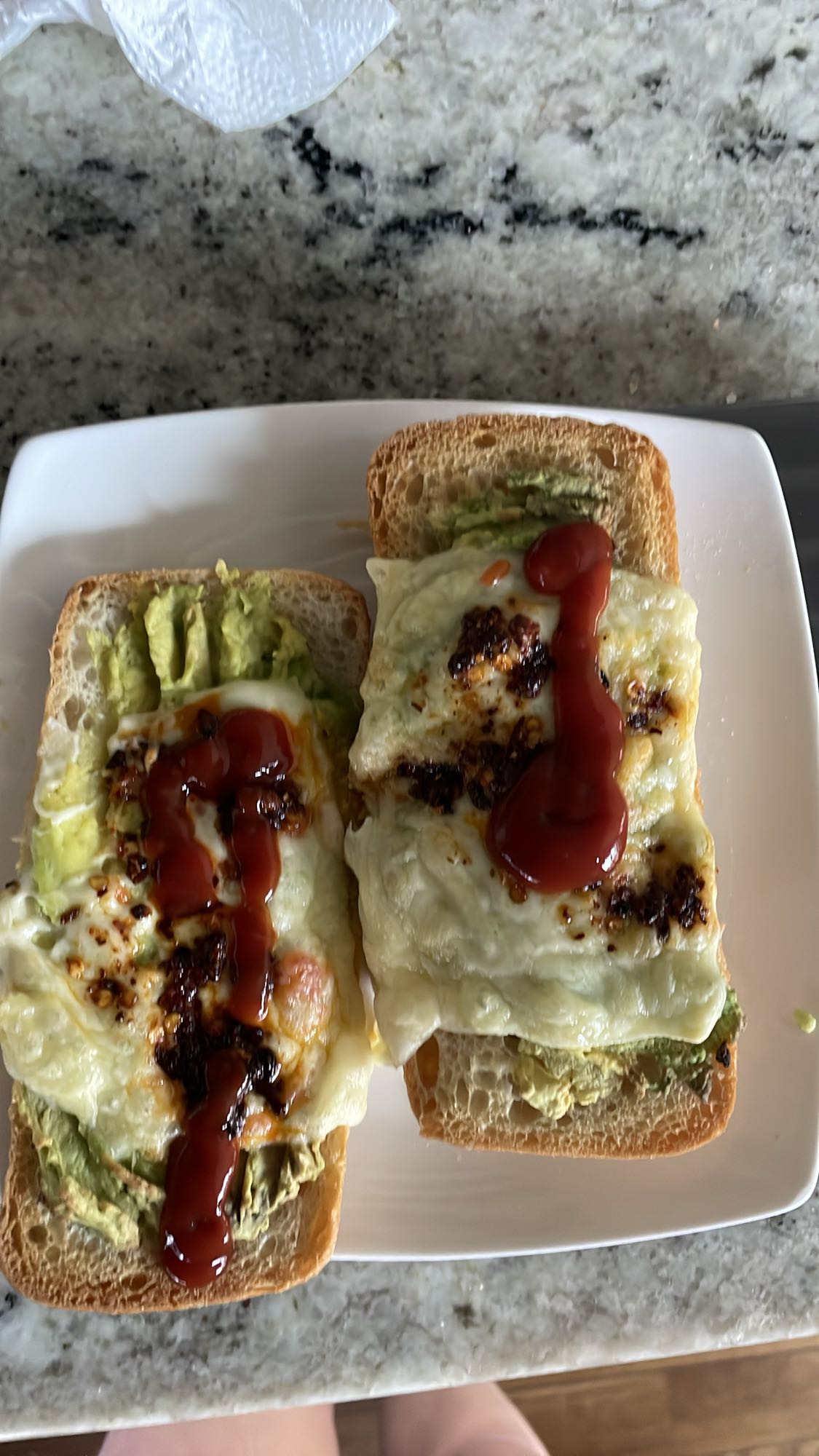 Kanapki z awokado i jajkiem